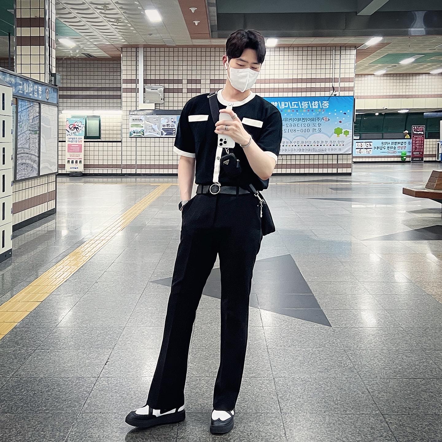 Nike x Peaceminusone Kwondo1 Black and White, Prada Re-Nylon and Saffiano Leather Shoulder Bag Black 착용 스타일 - 1
