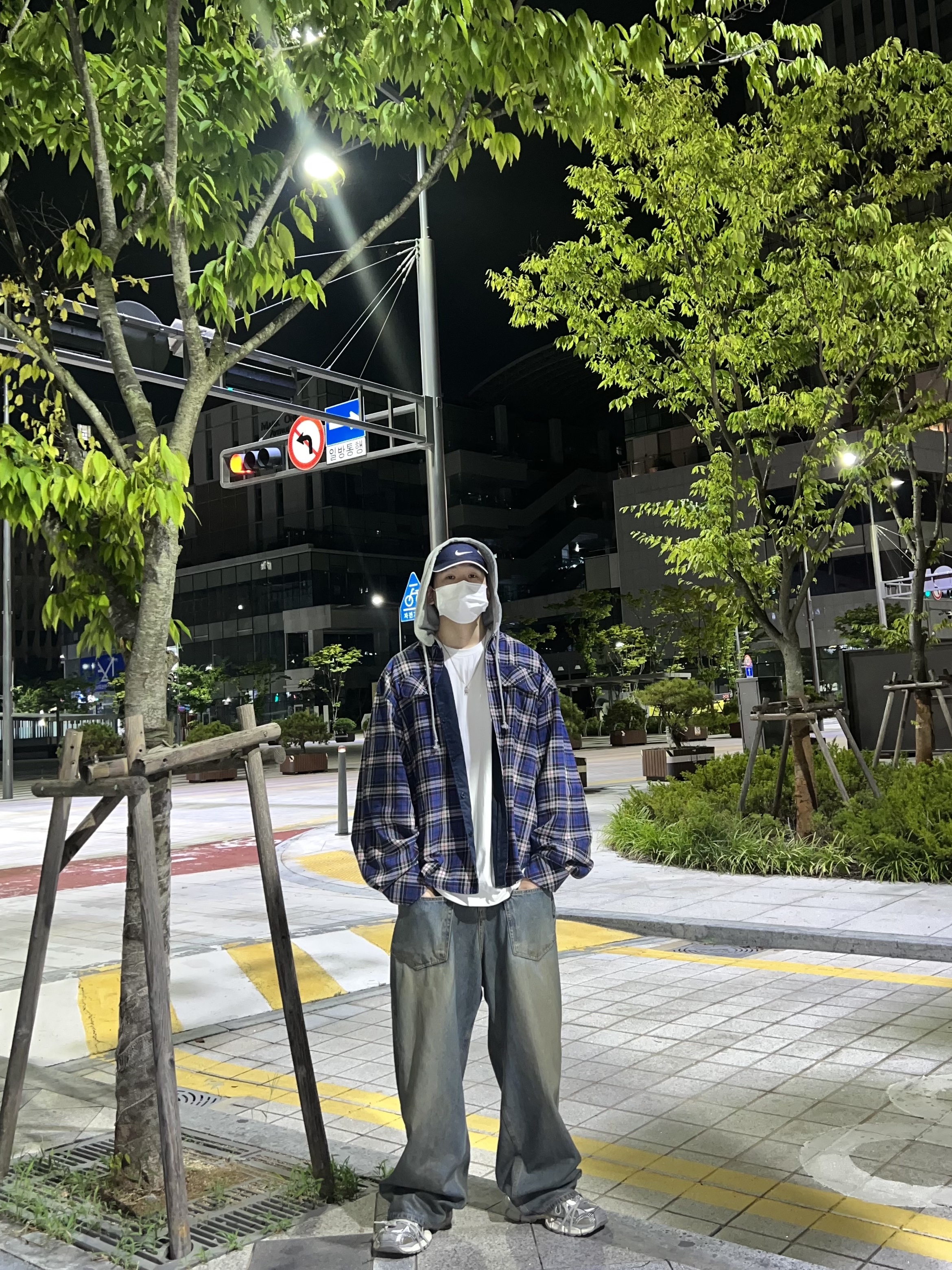 Balenciaga 3XL Sneakers Light Beige, Project G/R Coated Backward Denim Pants Blue 착용 스타일 - 1