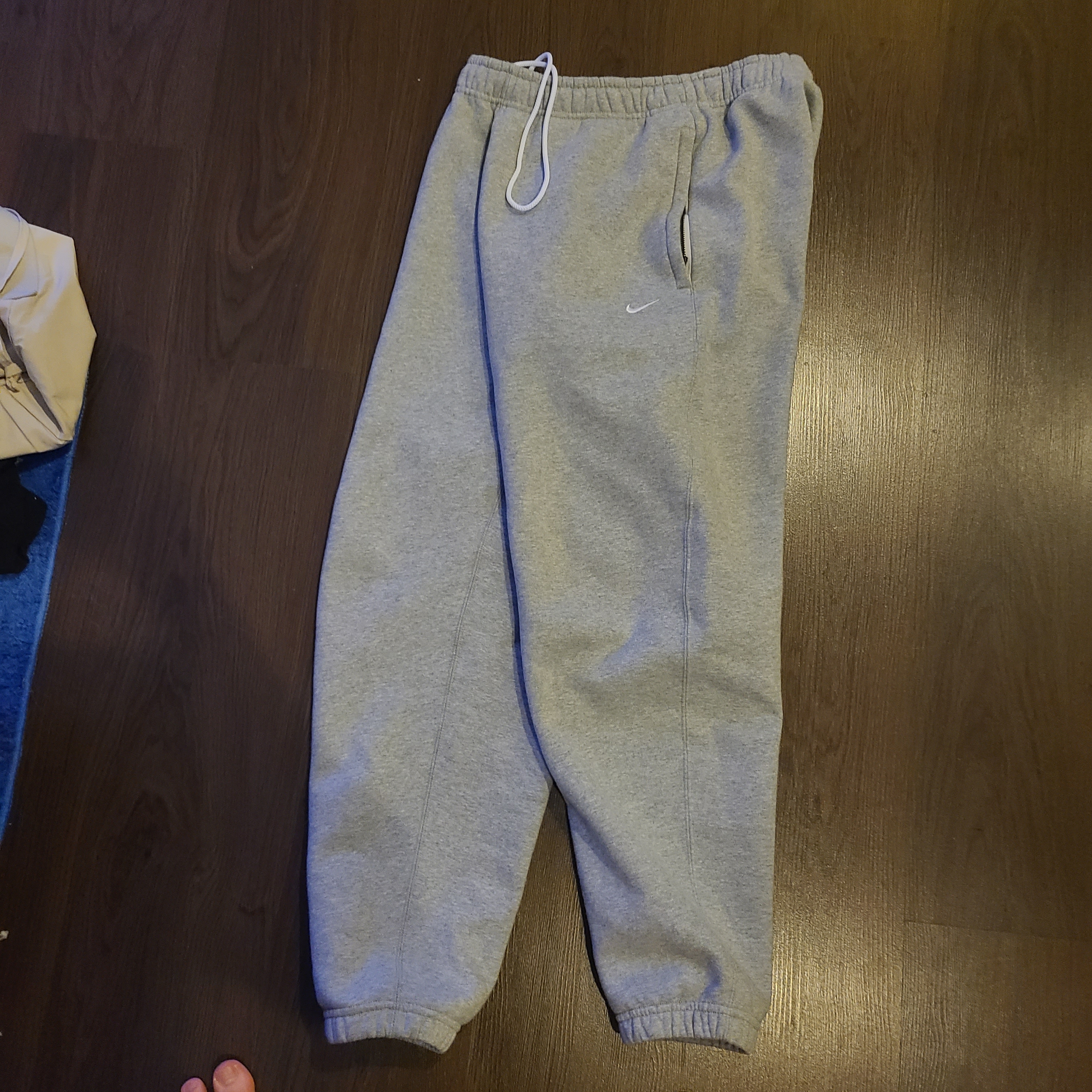 Nike NRG Solo Swoosh Fleece Pants Dark Grey Heather - US/EU 착용 스타일