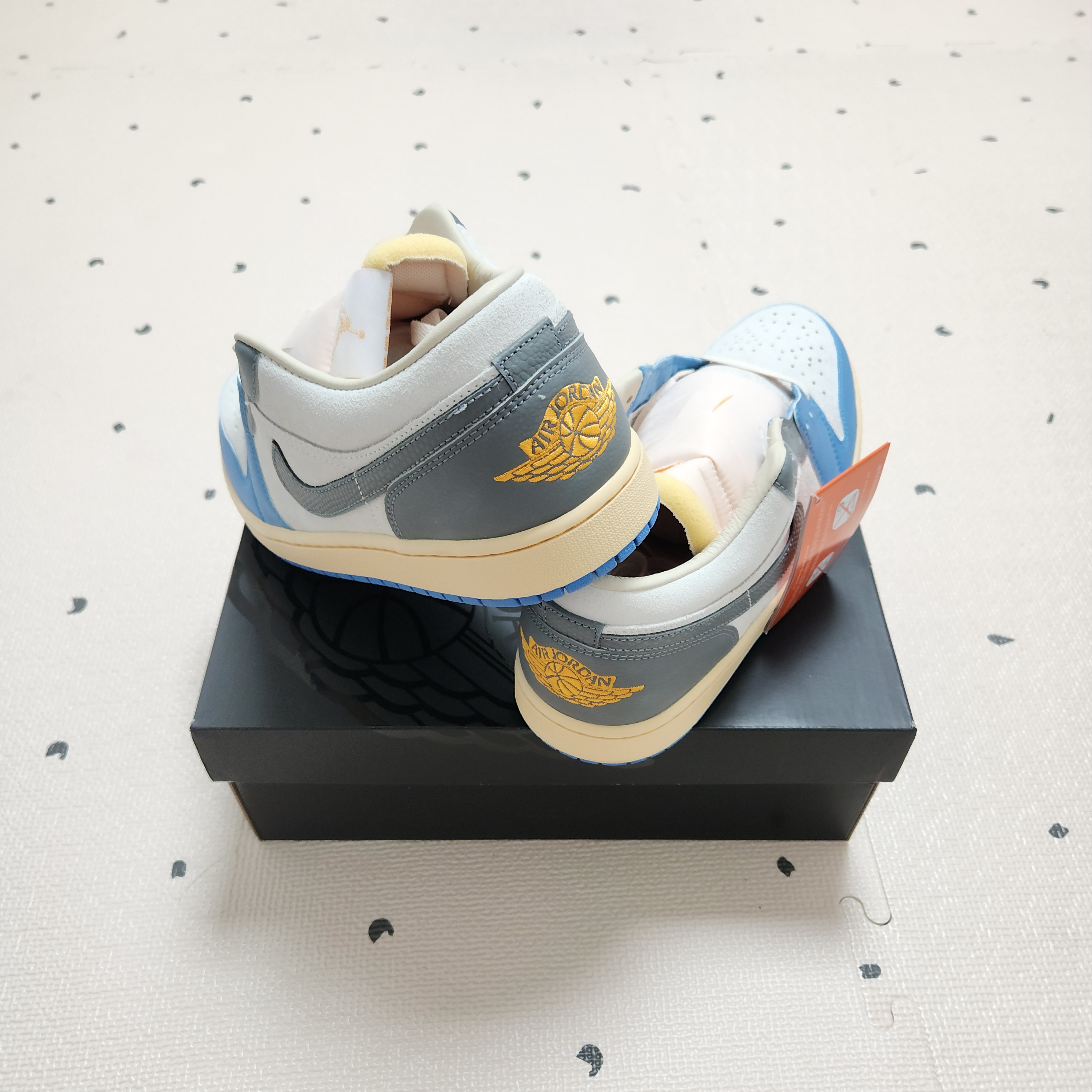 Jordan 1 Low SE Tokyo 96 착용 스타일 - 4