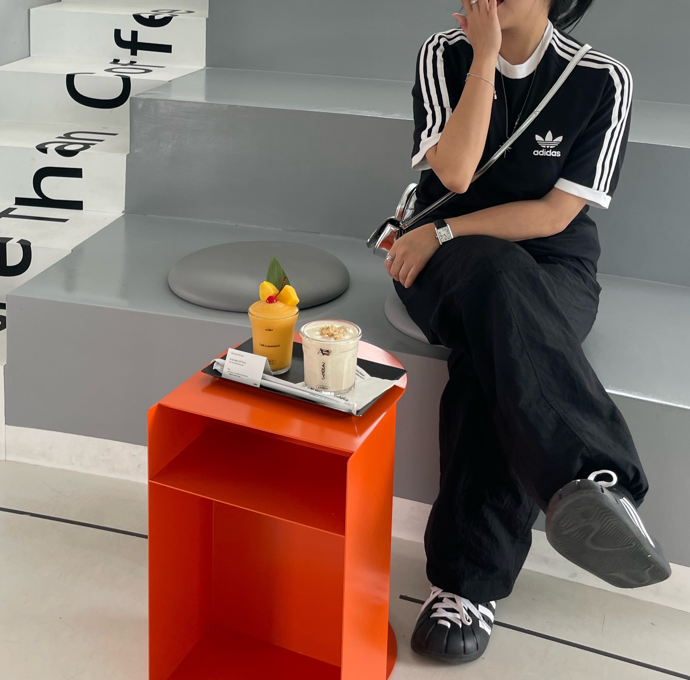 (W) Celine Triomphe 01 Sunglasses in Acetate Black, Adidas Adilette Clog Black White 착용 스타일 - 2