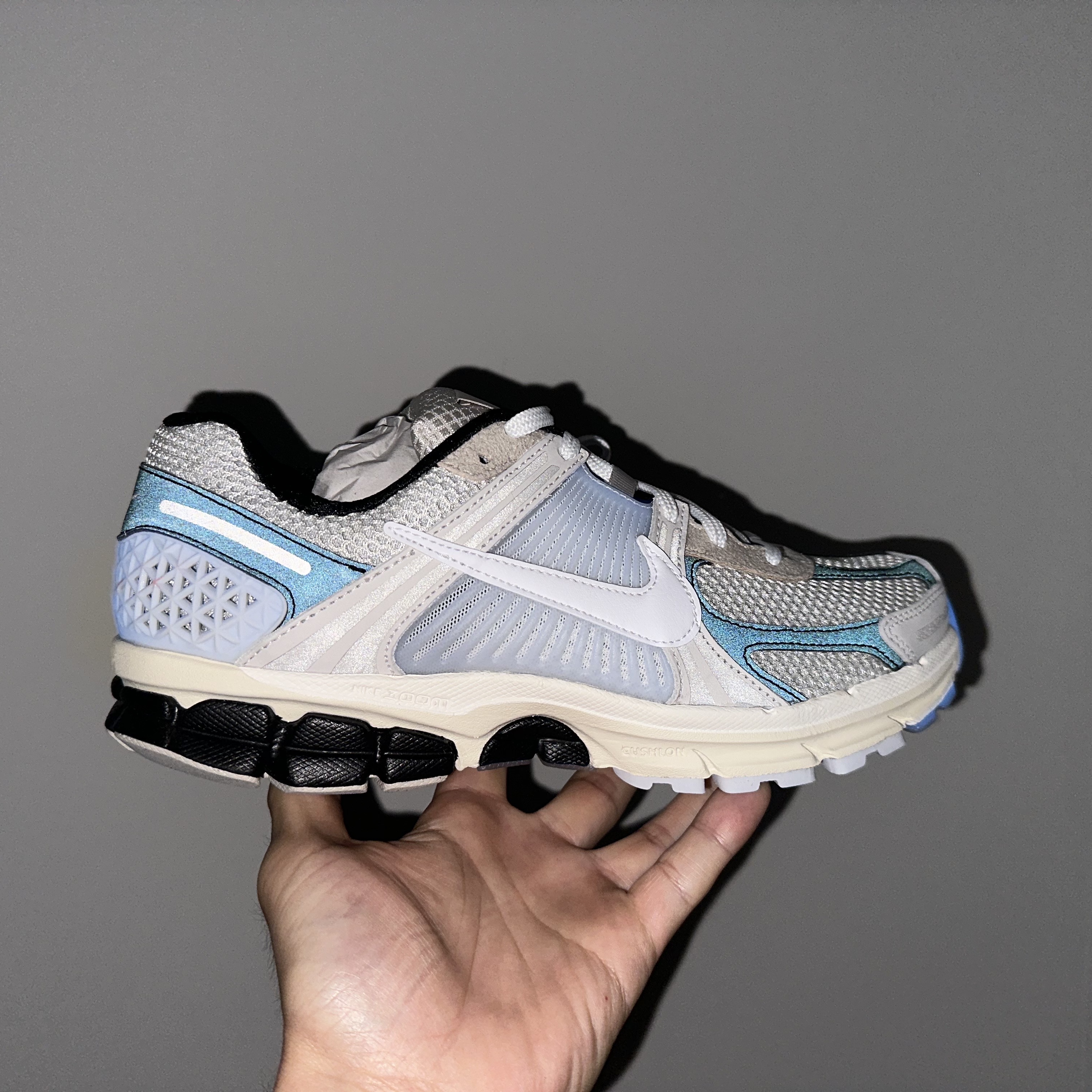 Nike Zoom Vomero 5 Light Bone and Black 착용 스타일 - 1