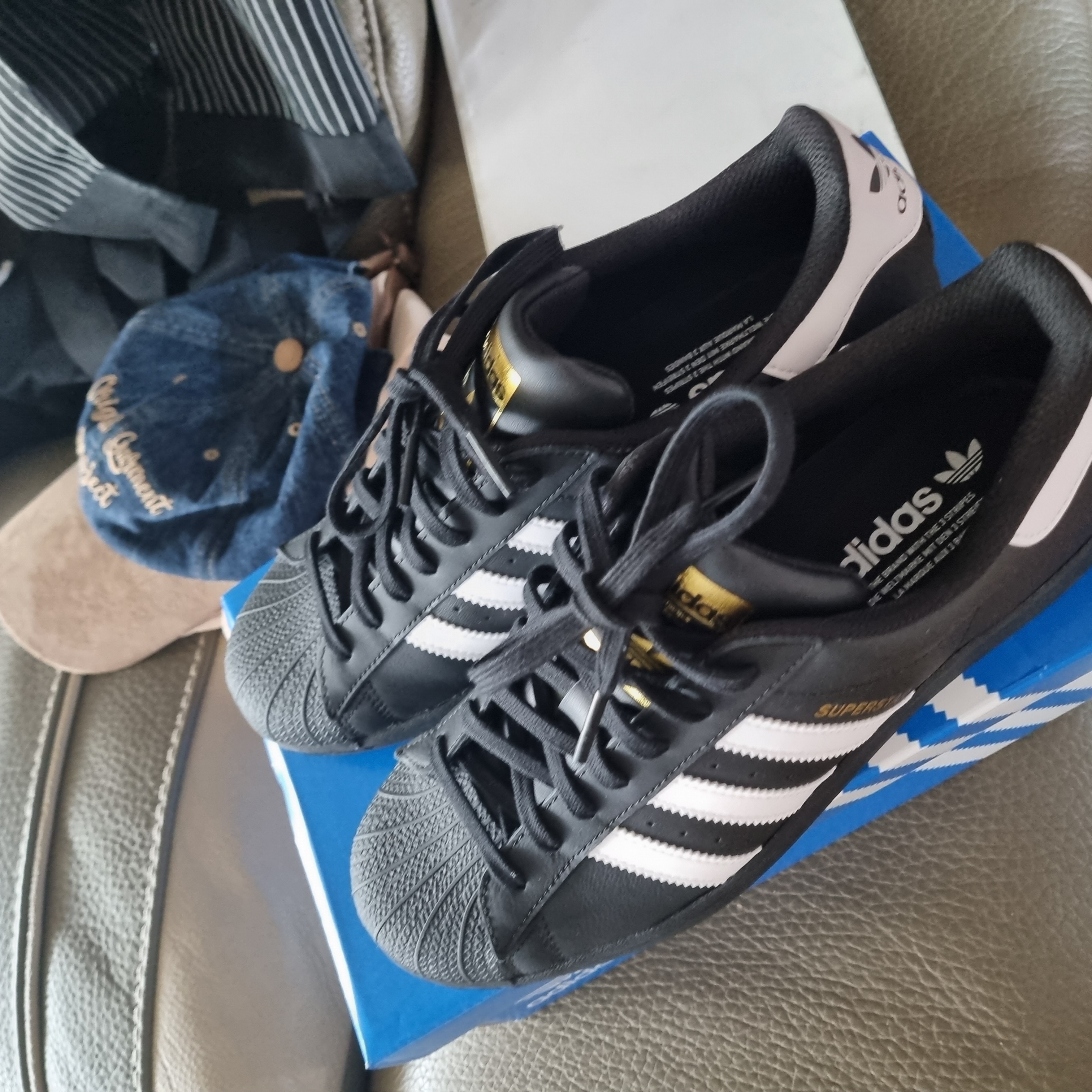 Adidas Superstar Core Black White 착용 스타일