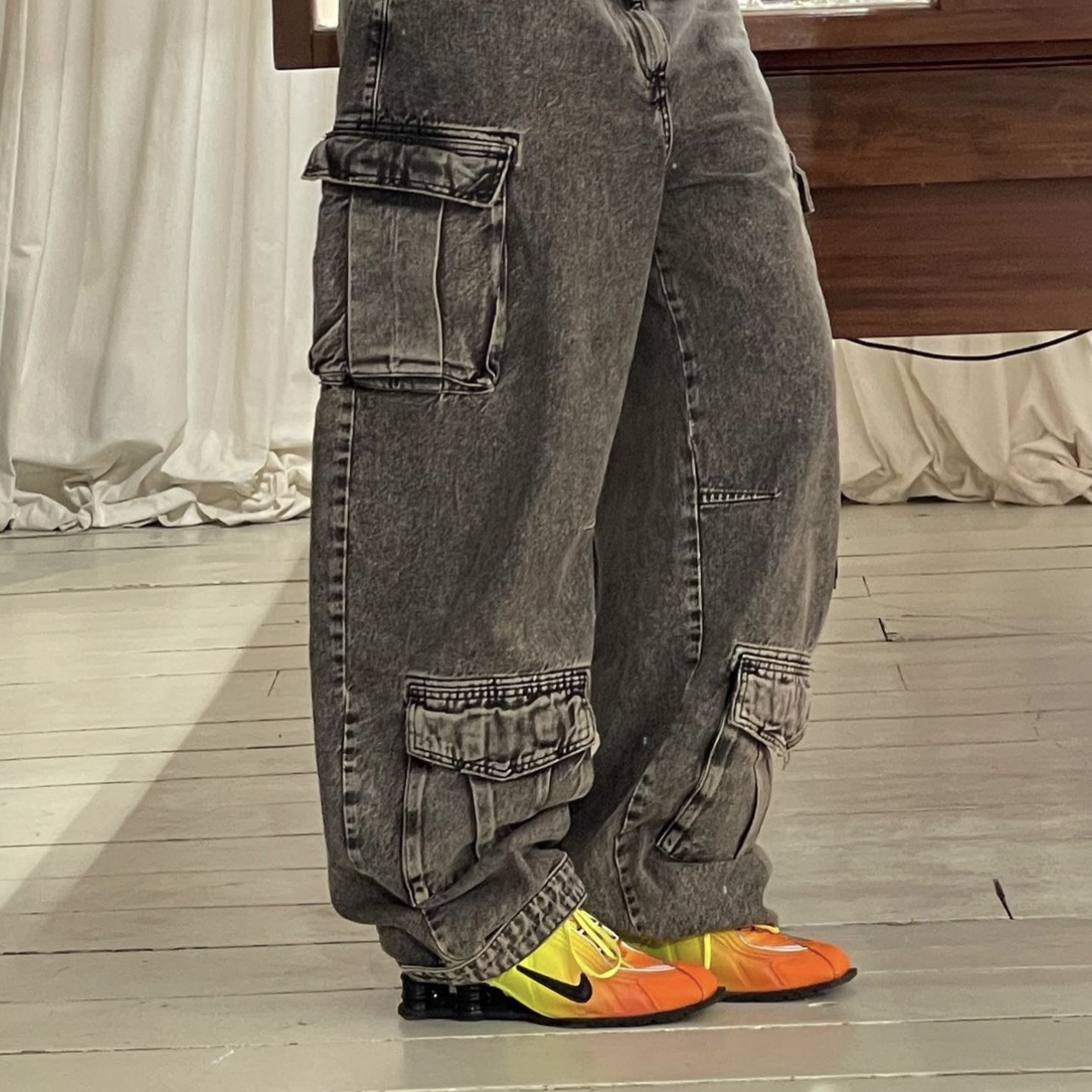 Nike x Martine Rose Shox MR4 Safety Orange 착용 스타일 - 2