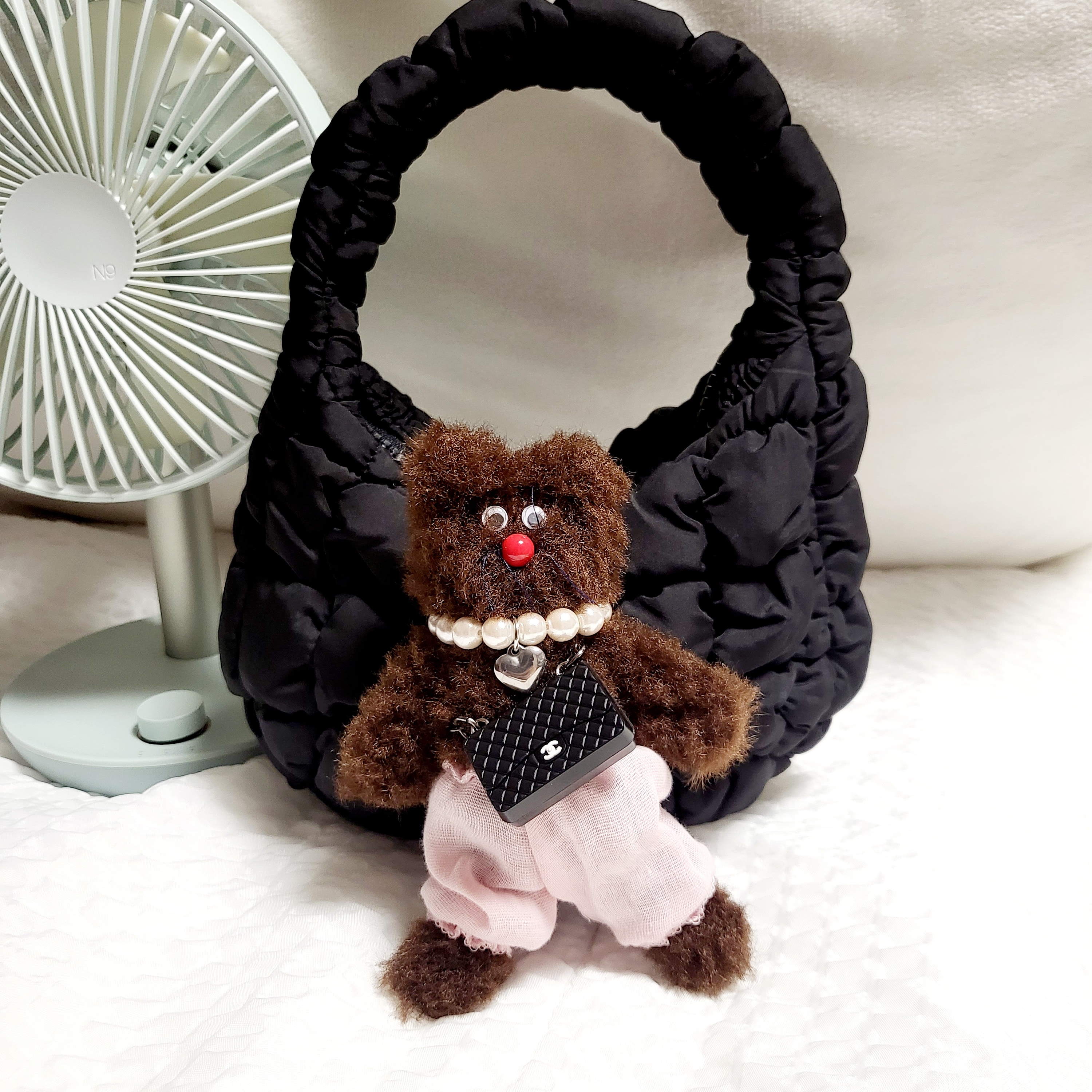 COS Quilted Micro Bag Black 착용 스타일 - 1
