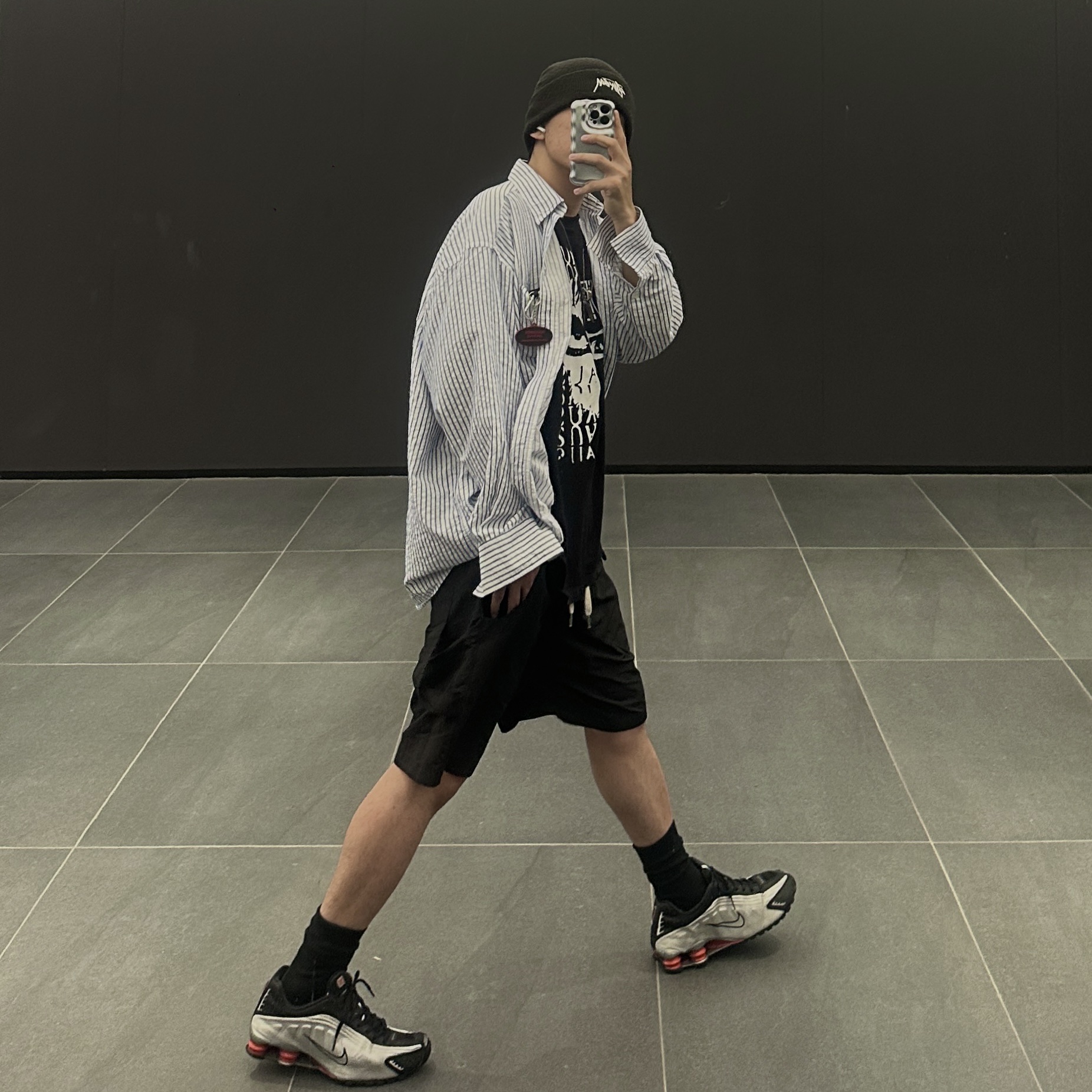 Nike Shox R4 Black and Metallic Silver 착용 스타일 - 1