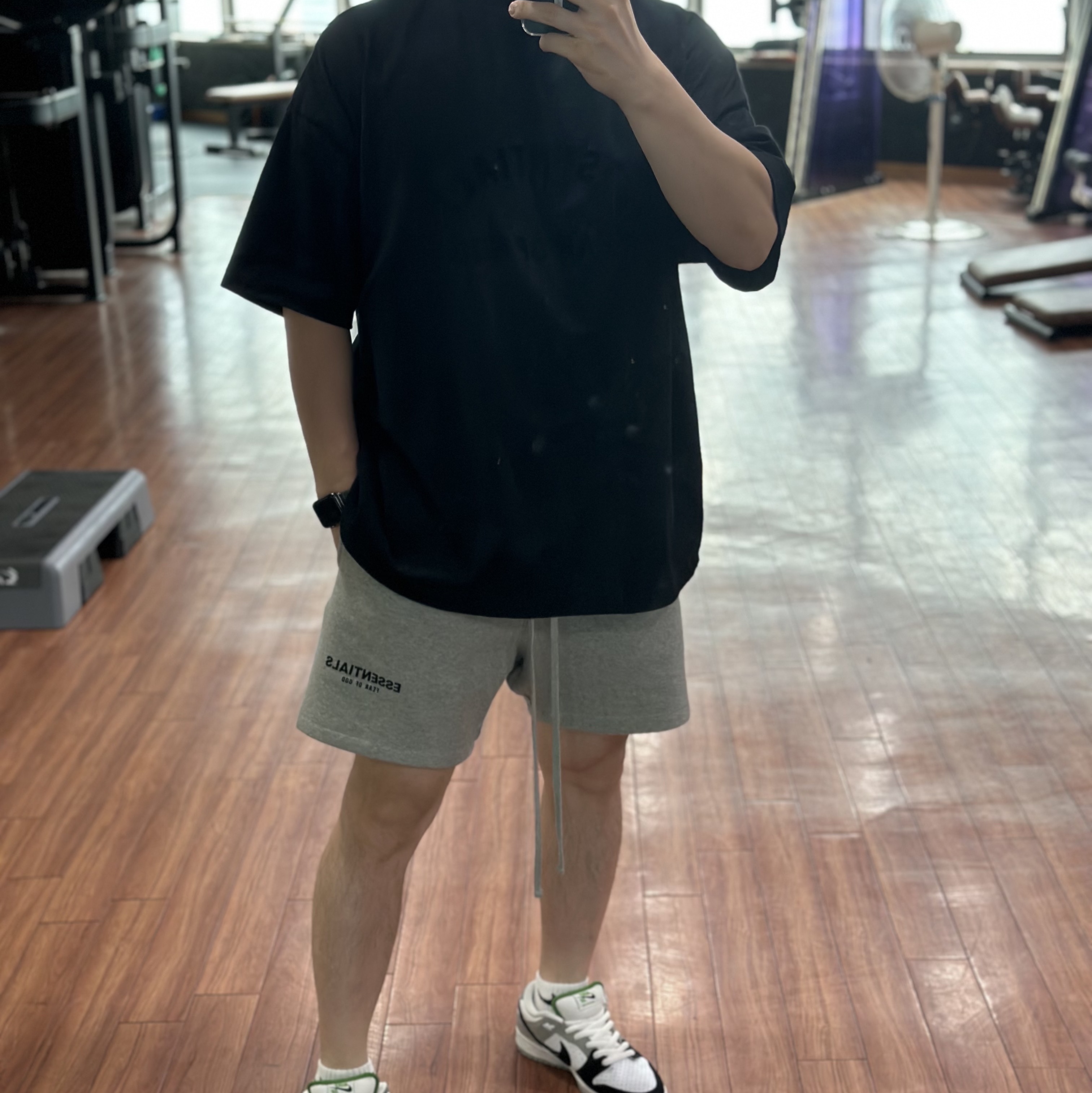 Essentials The Black Collection T-Shirt Black - 23SS, Essentials The Core Collection Sweatshorts Heather Oatmeal 착용 스타일
