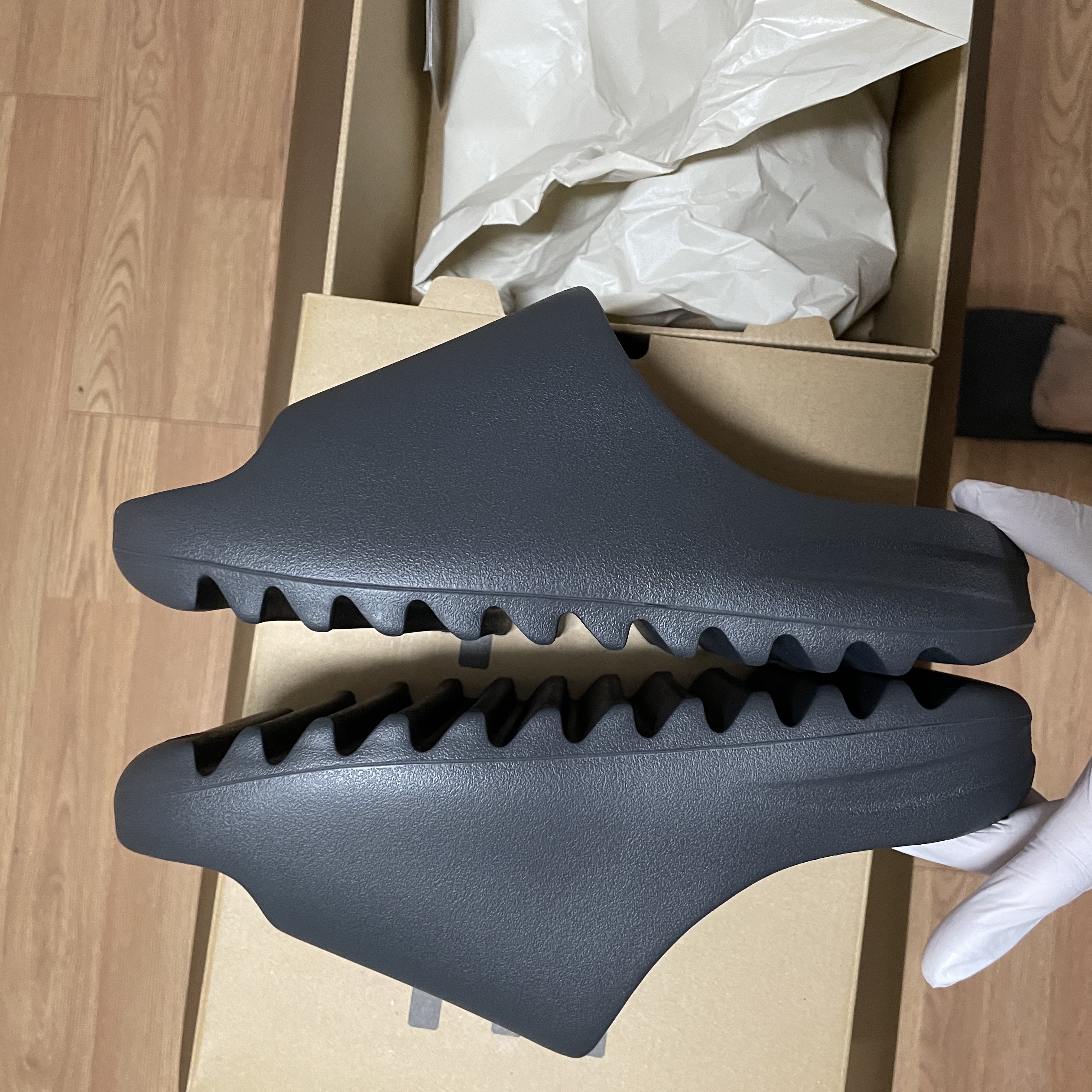 Adidas Yeezy Slide Onyx 착용 스타일