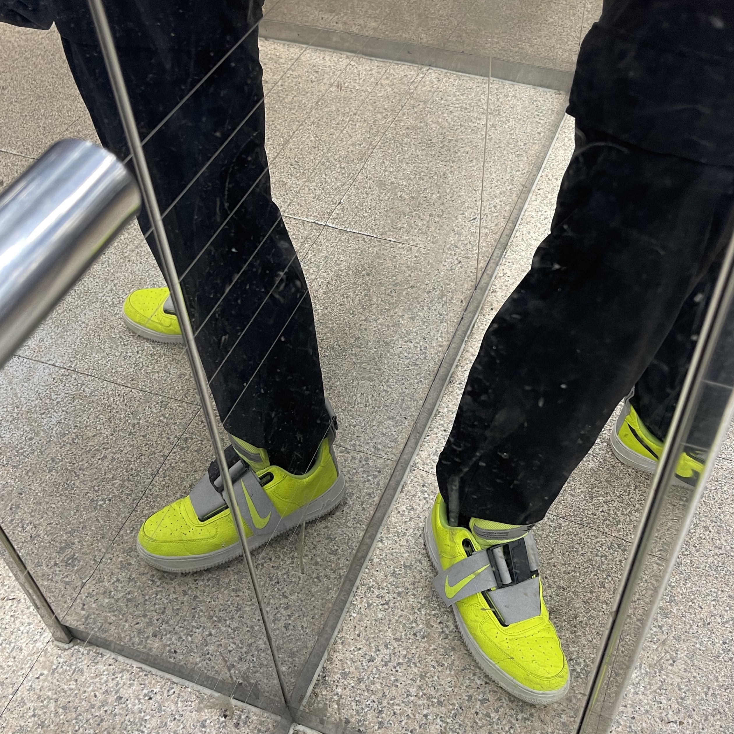 Nike Air Force 1 Utility Volt 착용 스타일