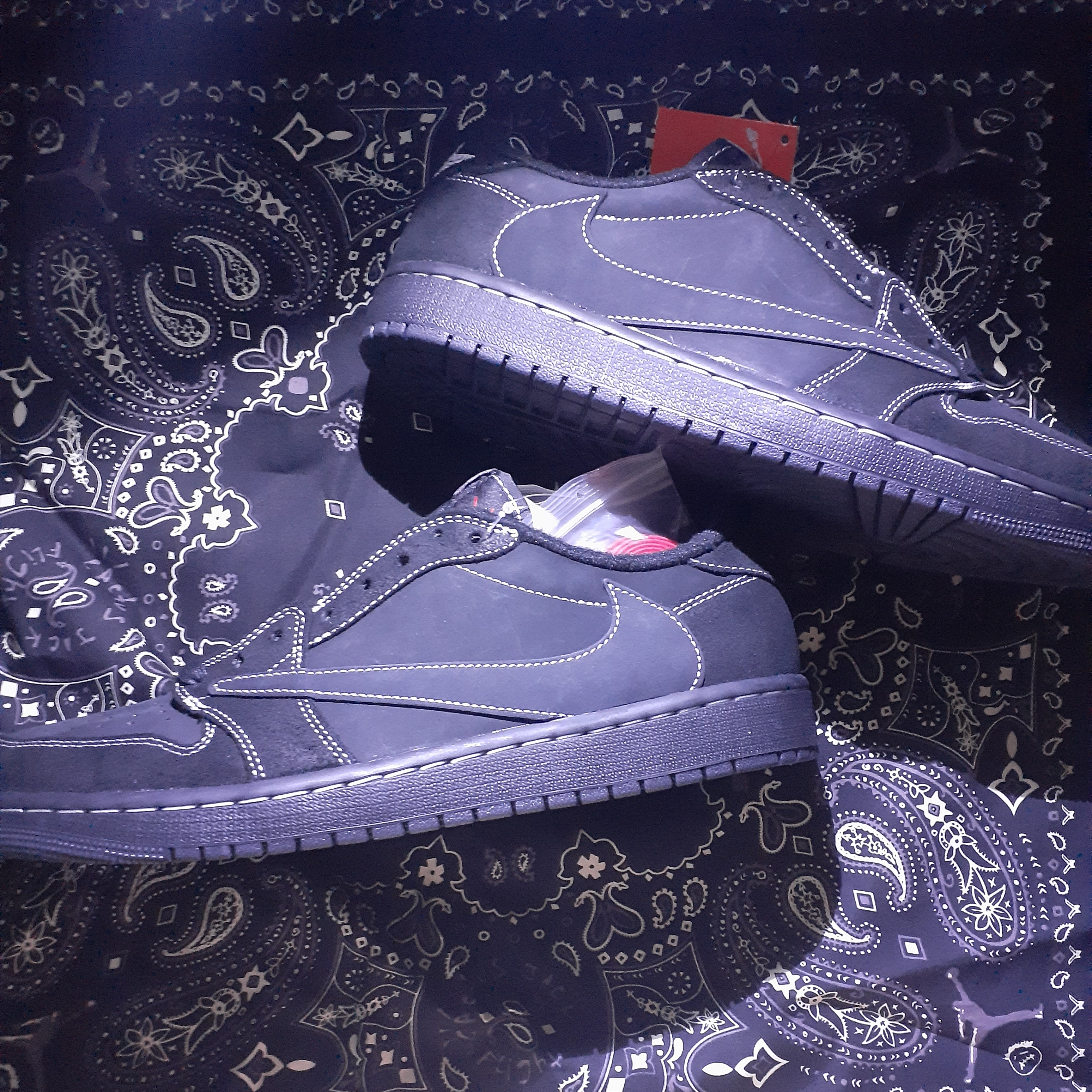 Jordan 1 x Travis Scott Retro Low OG SP Black Phantom 착용 스타일 - 2