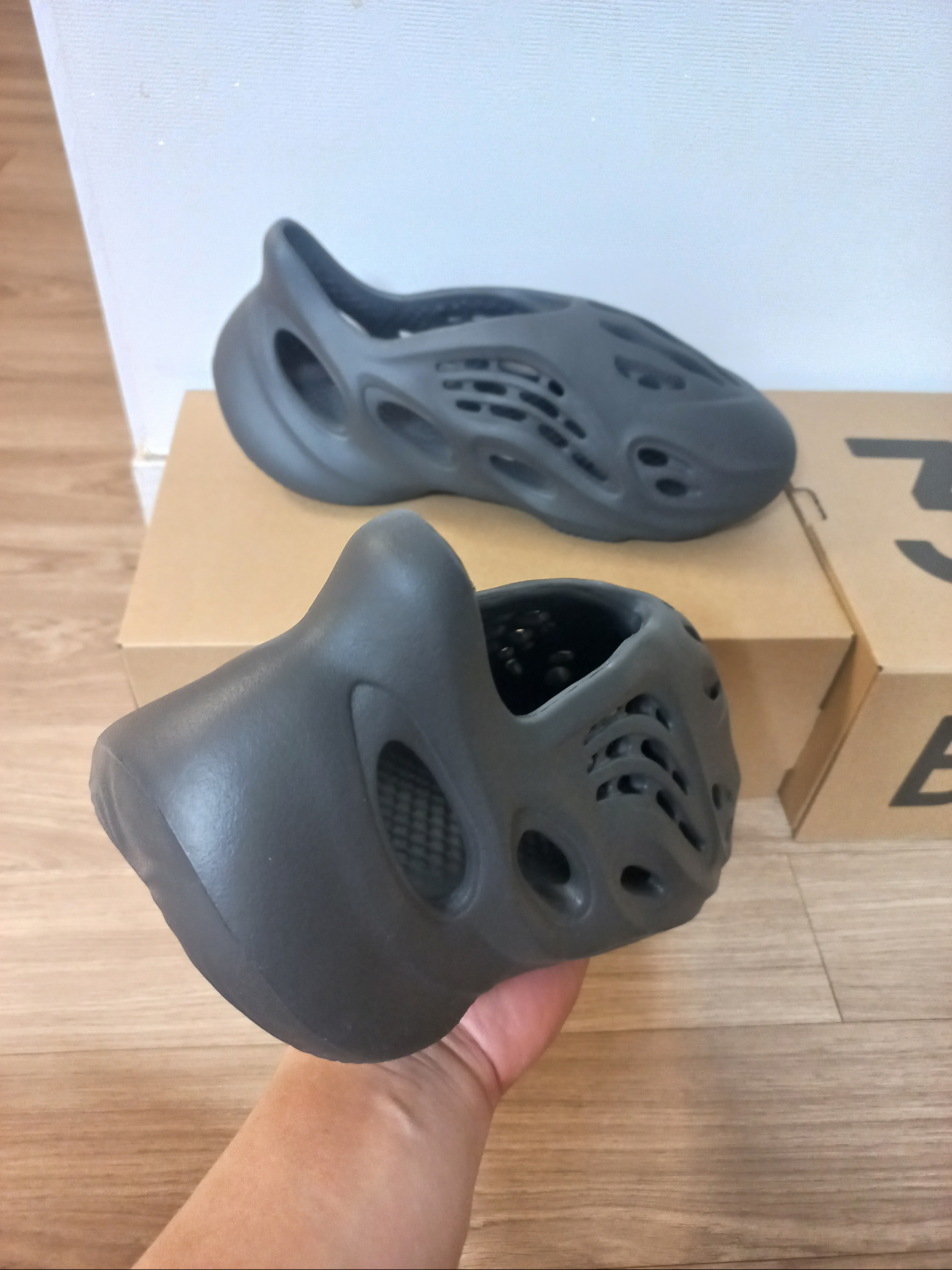 Adidas Yeezy Foam RNNR Carbon 착용 스타일 - 2
