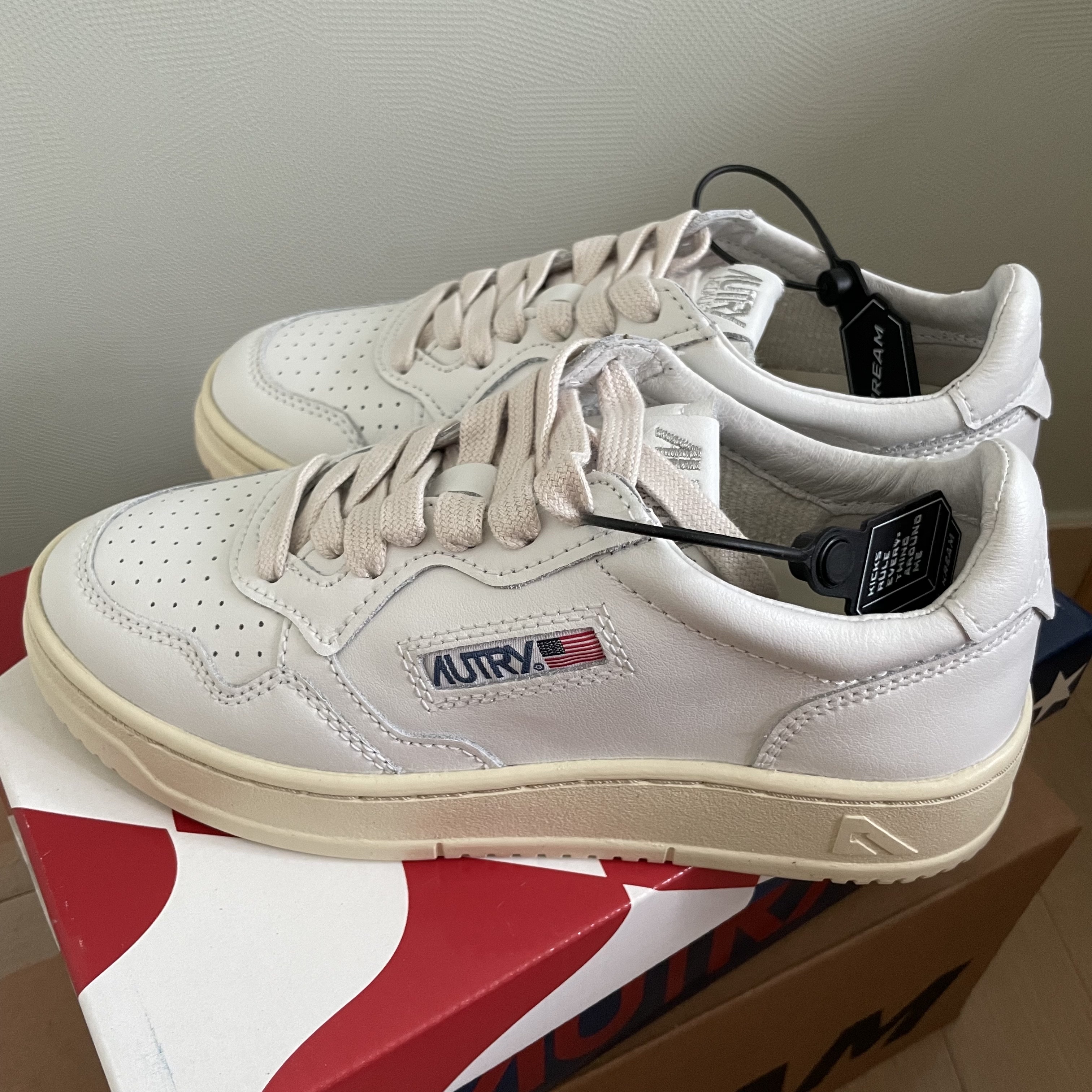 (W) Autry Medalist Low Leather Sneakers White 착용 스타일