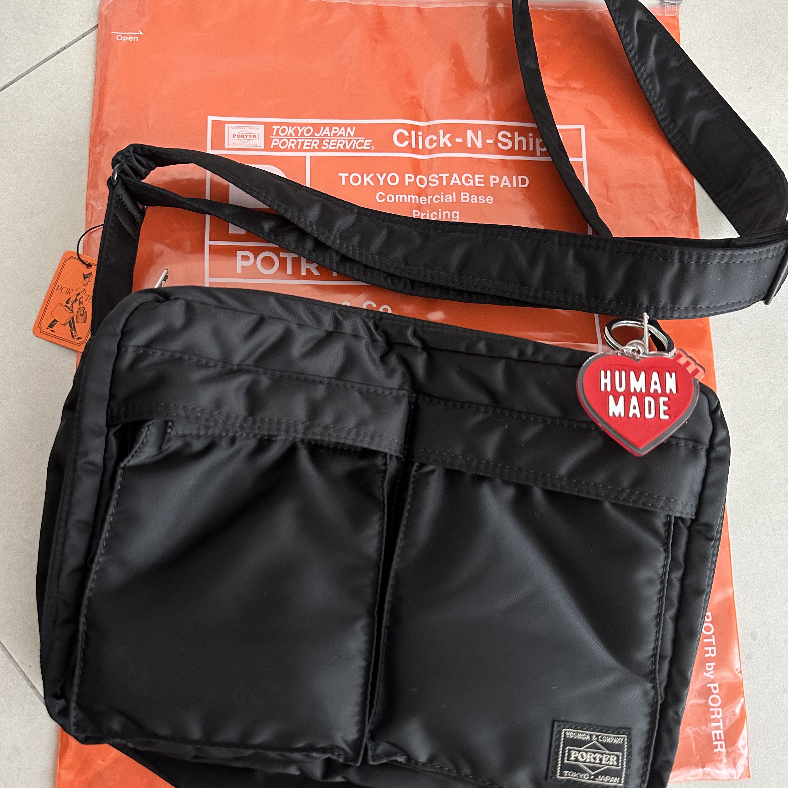 Porter Tanker Shoulder Bag L Black 착용 스타일