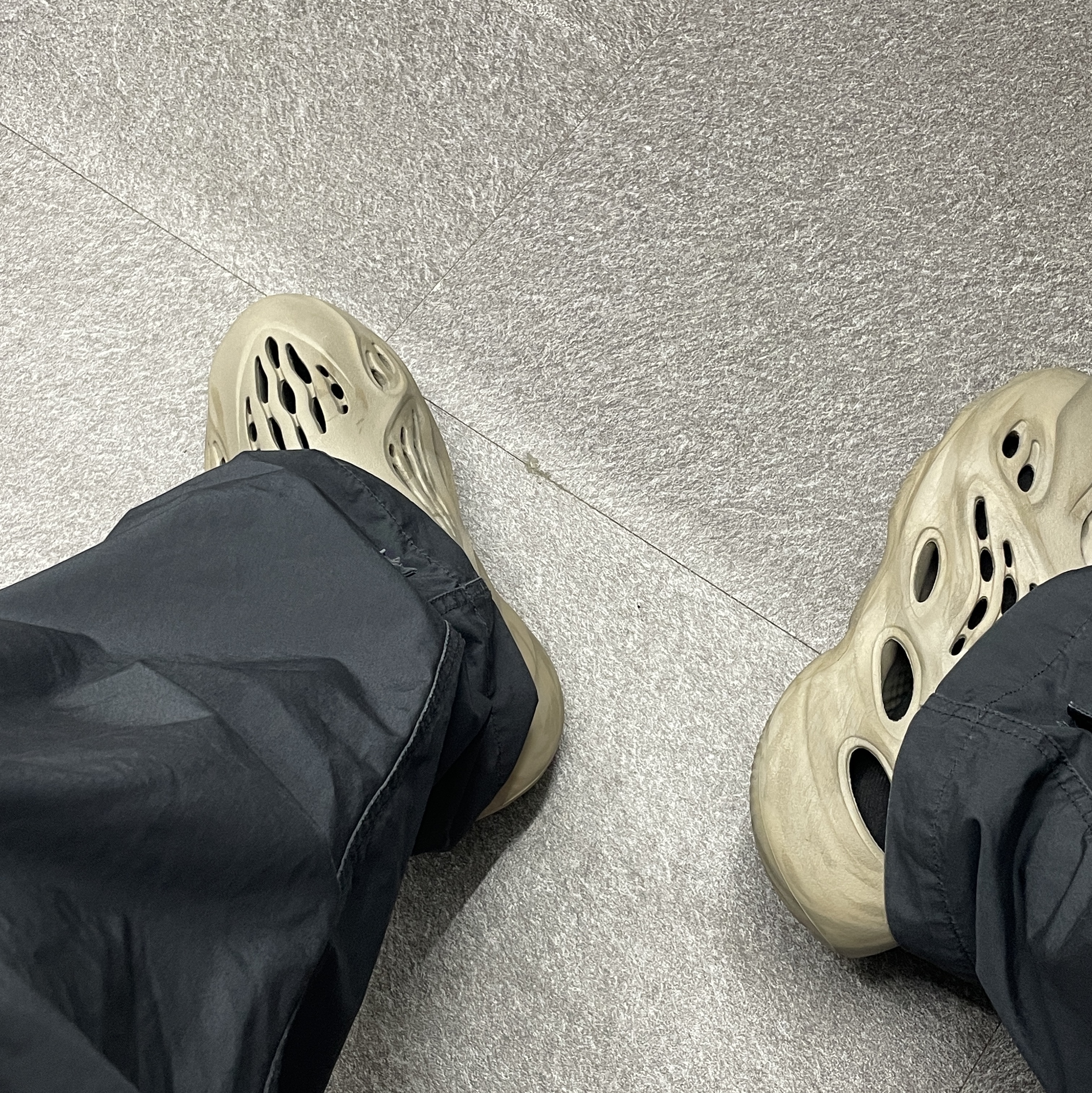 Adidas Yeezy Foam RNNR Stone Sage 착용 스타일