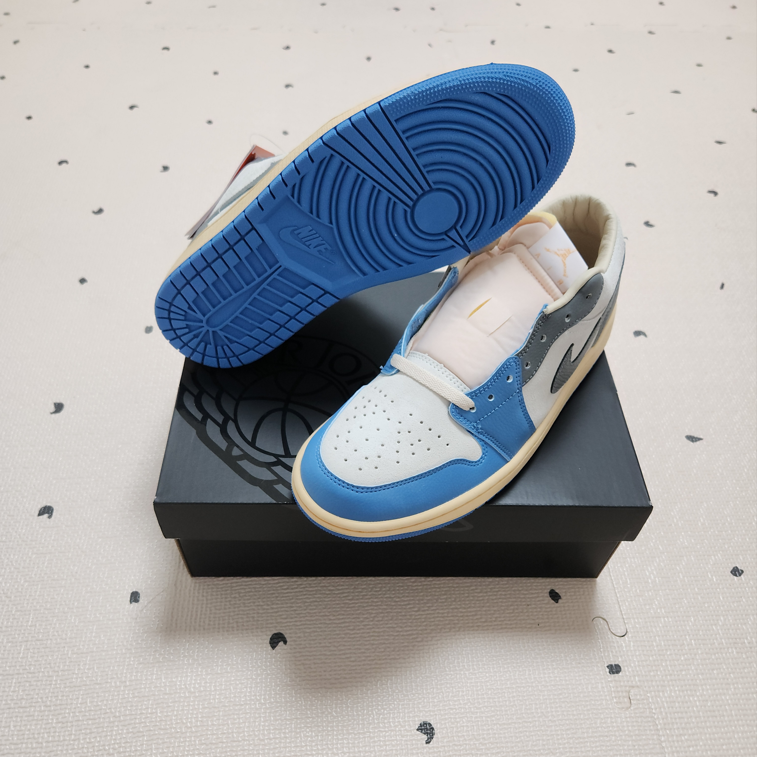 Jordan 1 Low SE Tokyo 96 착용 스타일 - 2