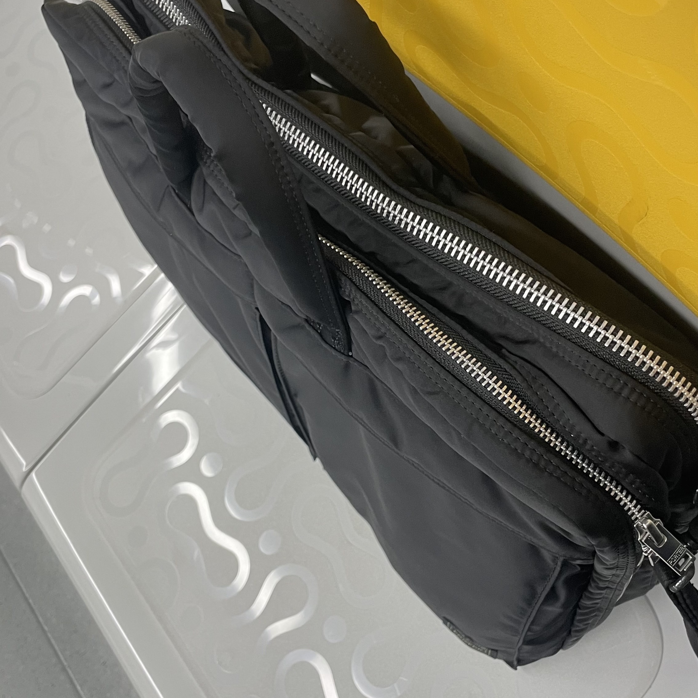 Porter Tanker 2Way Briefcase Black 착용 스타일 - 3