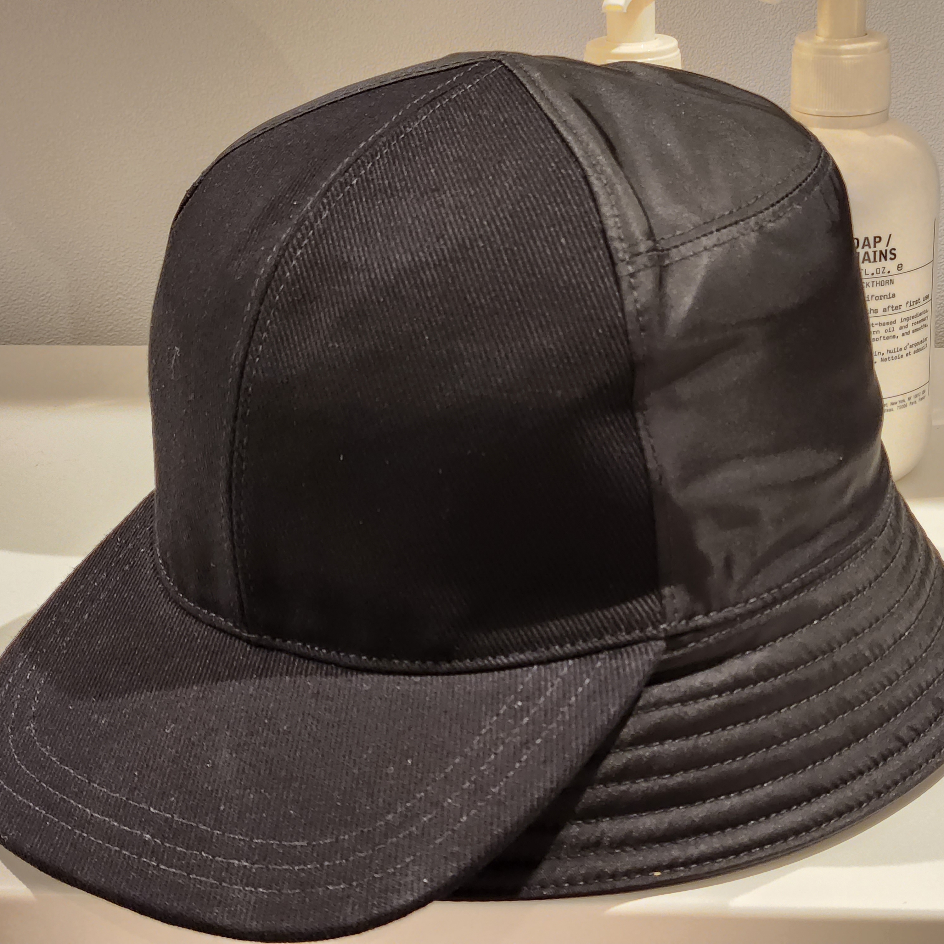 Prada Re-Nylon Visor Bucket Hat Black 착용 스타일 - 2