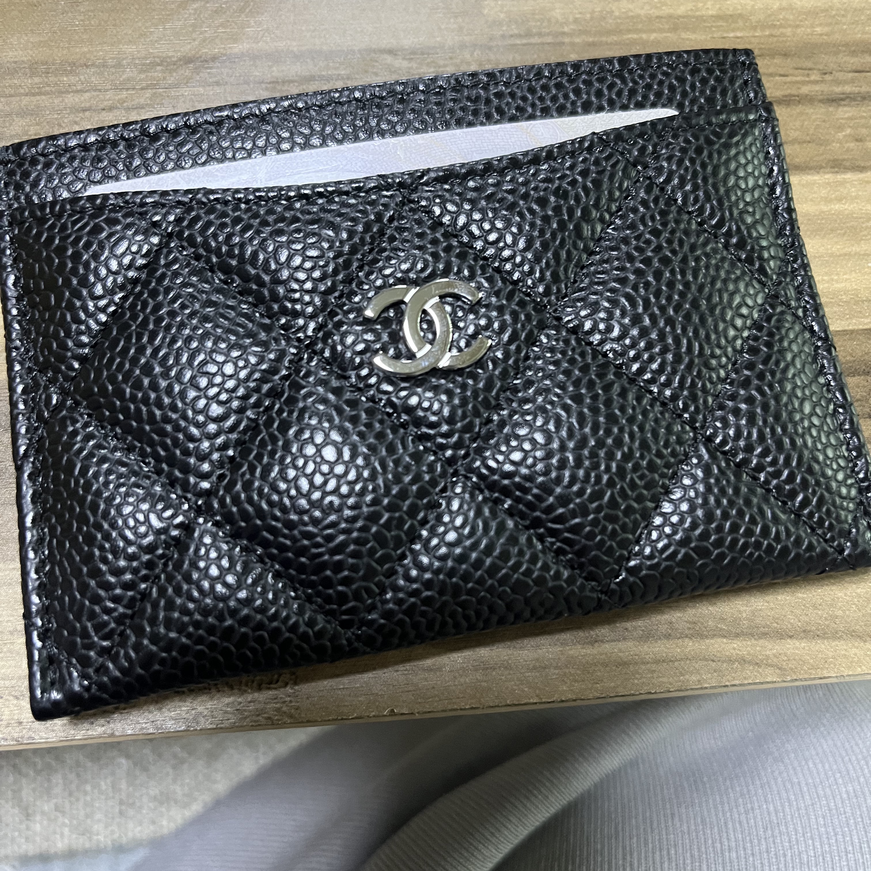 Chanel Classic Card Holder Grained Calfskin & Silver Black 착용 스타일 - 2