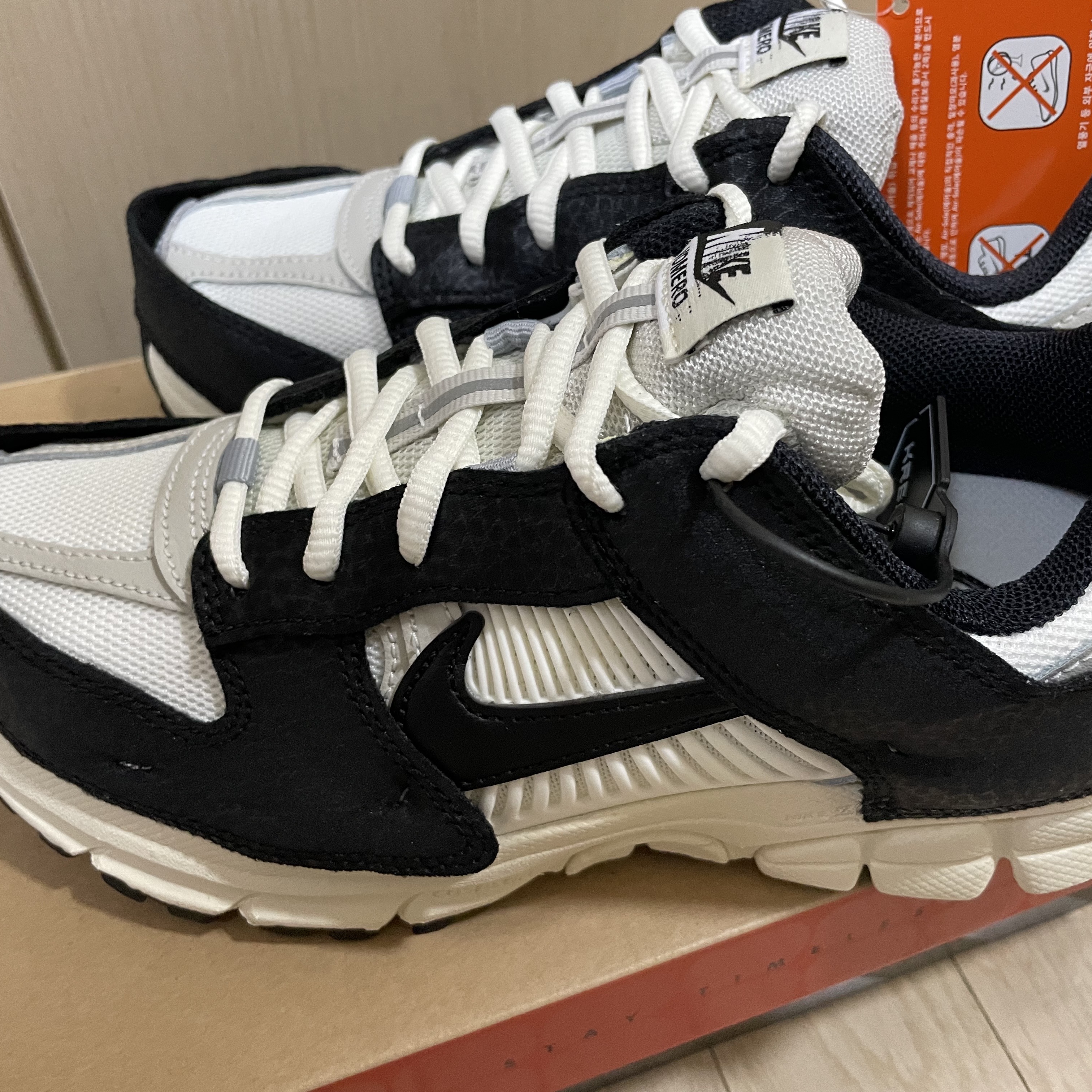 (W) Nike Zoom Vomero 5 Wolf Grey and Black 착용 스타일