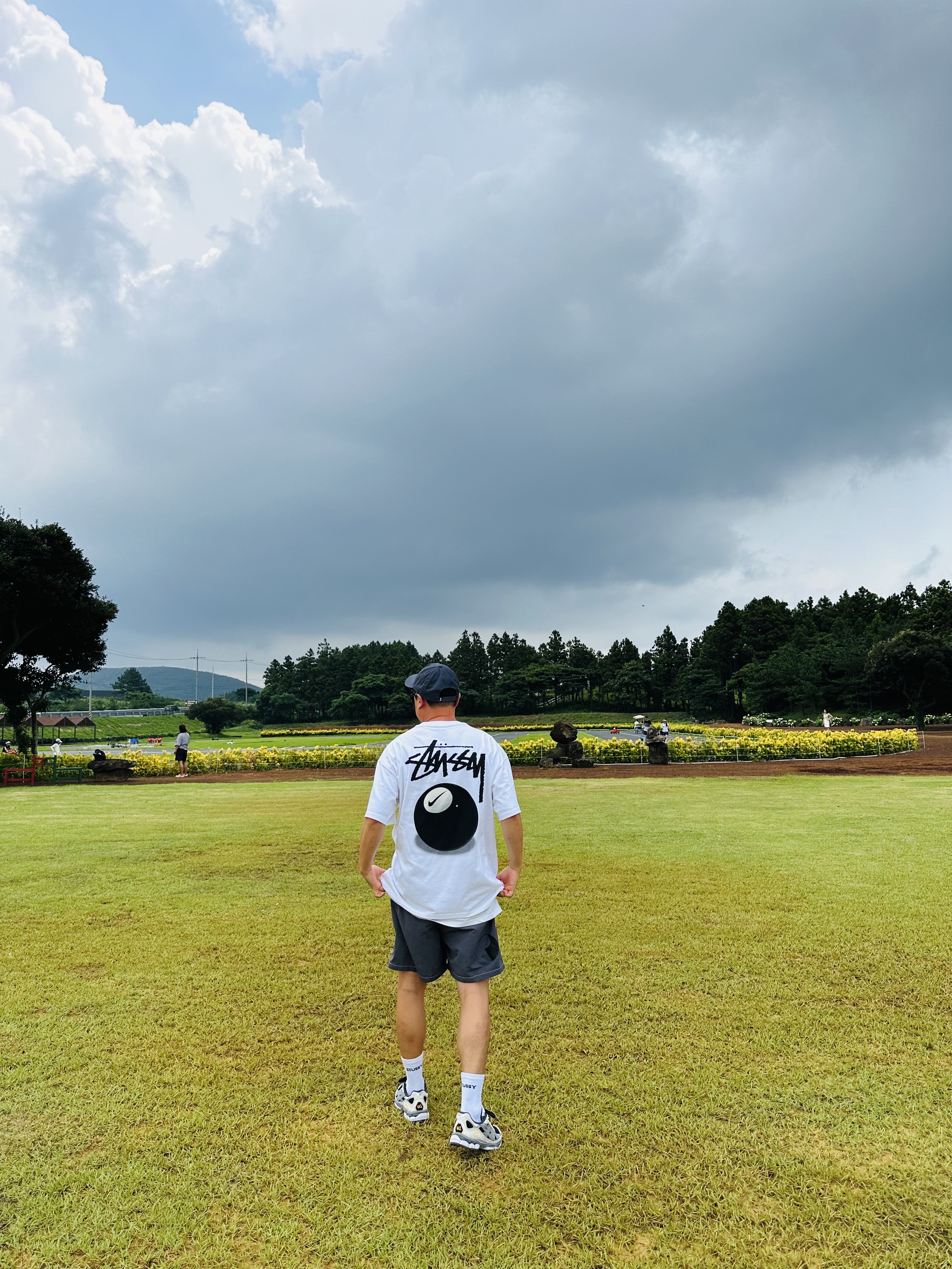 Stussy Stock 8 Ball Low Pro Cap Dark Grey, Nike x Stussy NRG FL SS 8 Ball T-Shirt White (DO9322-100) 착용 스타일 - 1