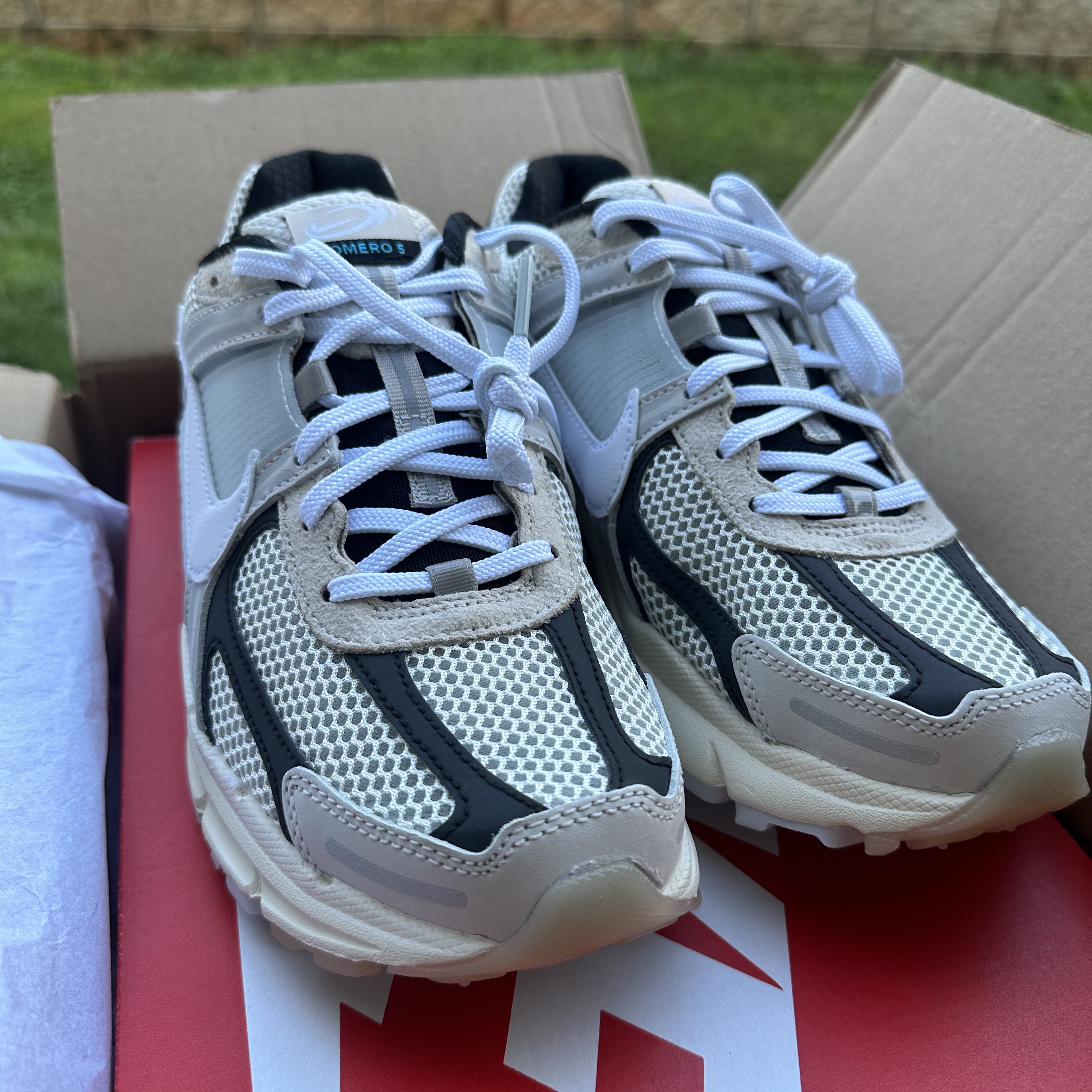 Nike Zoom Vomero 5 Light Bone and Black 착용 스타일 - 4