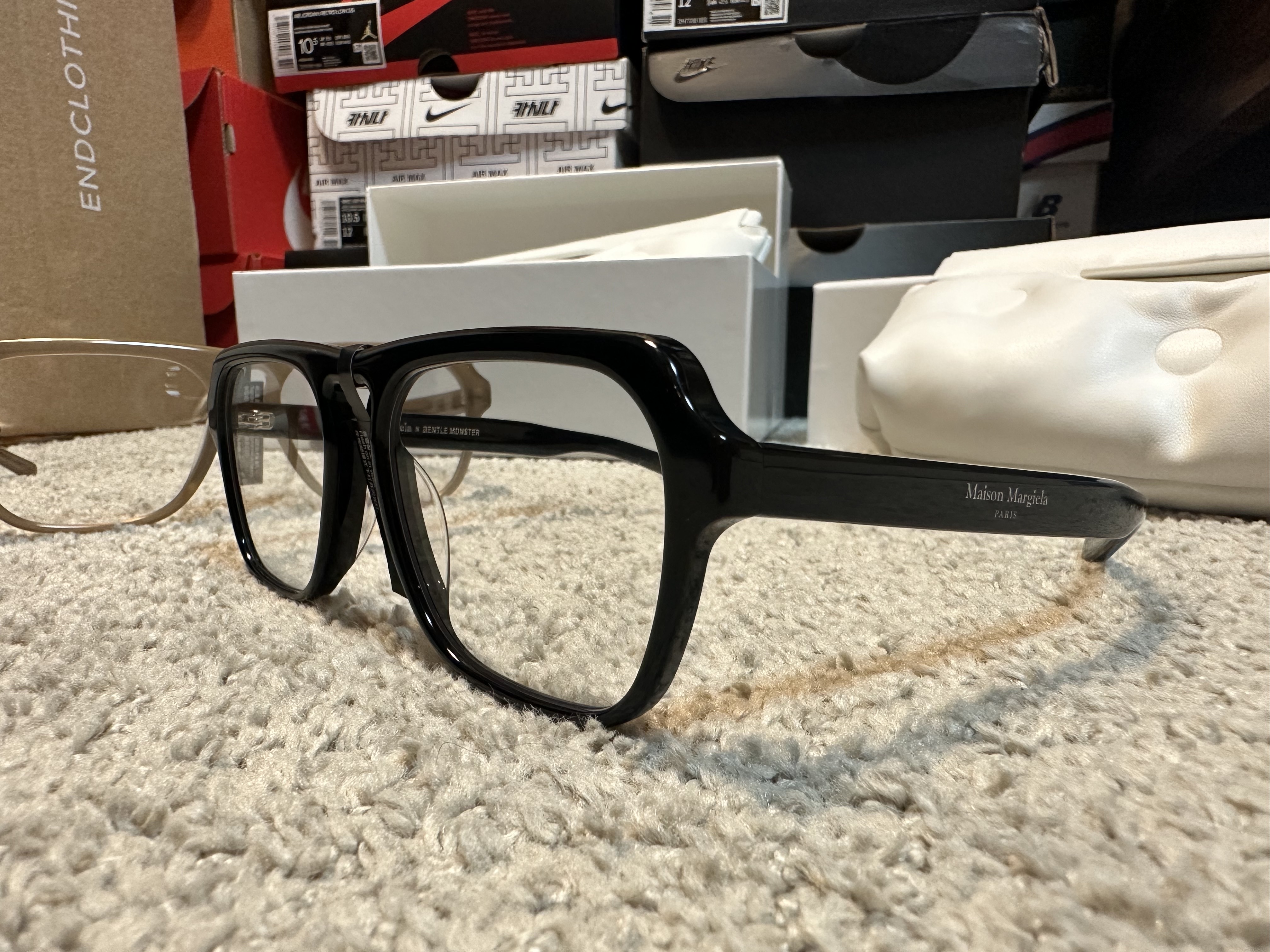 Gentle Monster x Maison Margiela MM011 Clear Black, Gentle Monster x Maison Margiela MM011 Clear Brown 착용 스타일 - 3