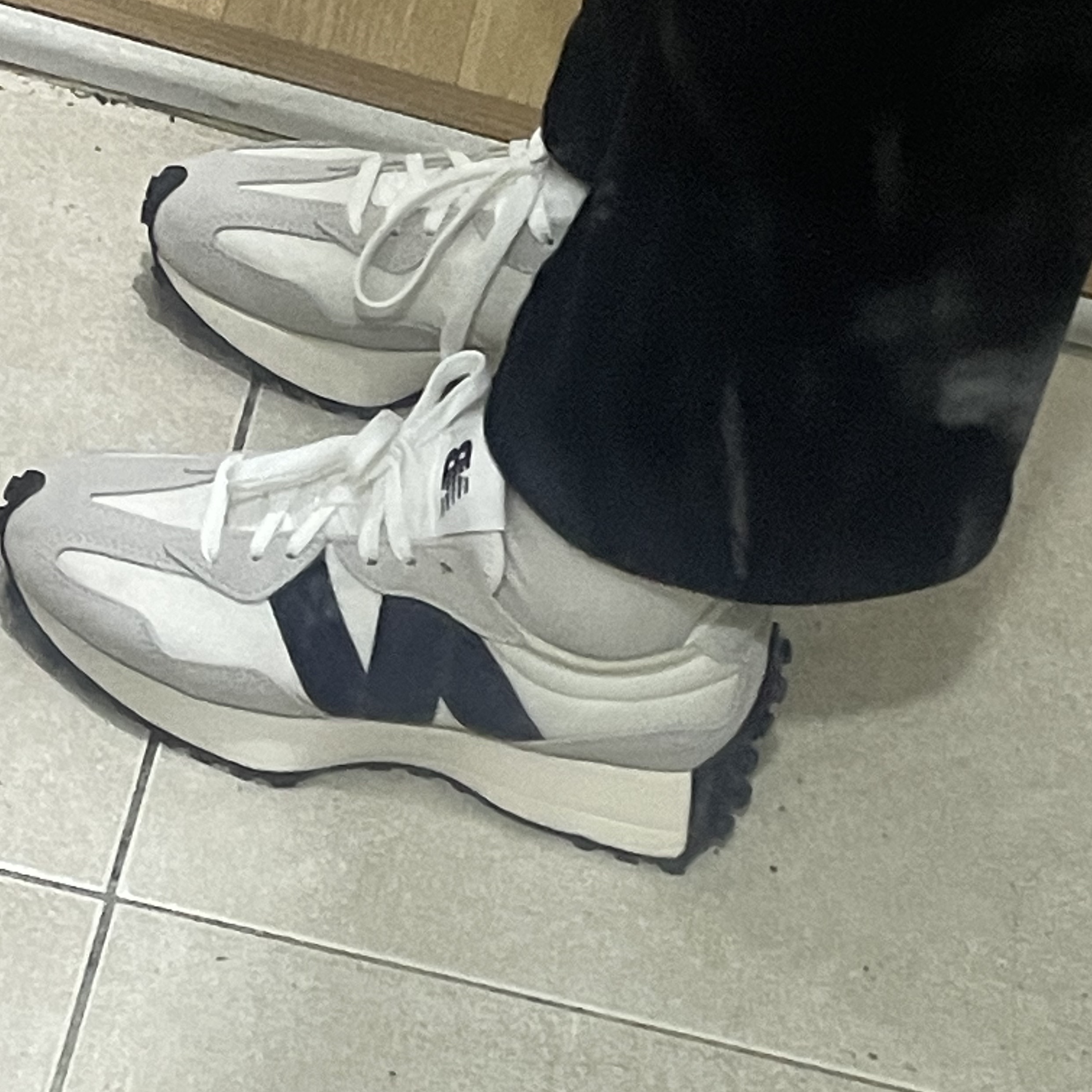 New Balance 327 White Black 착용 스타일