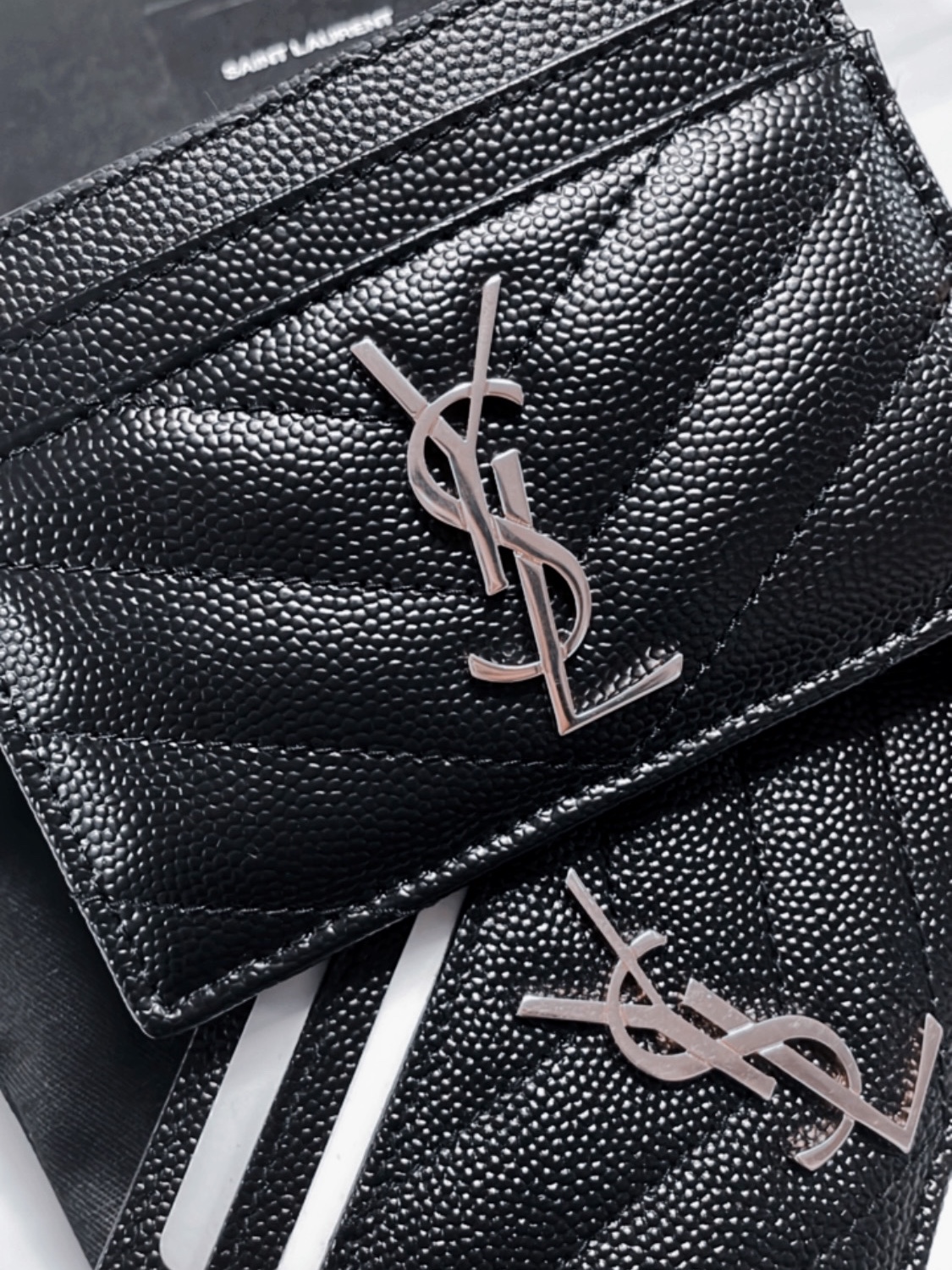 Saint Laurent Cassandre Matelasse Card Case in Grain De Poudre Embossed Leather Black 착용 스타일