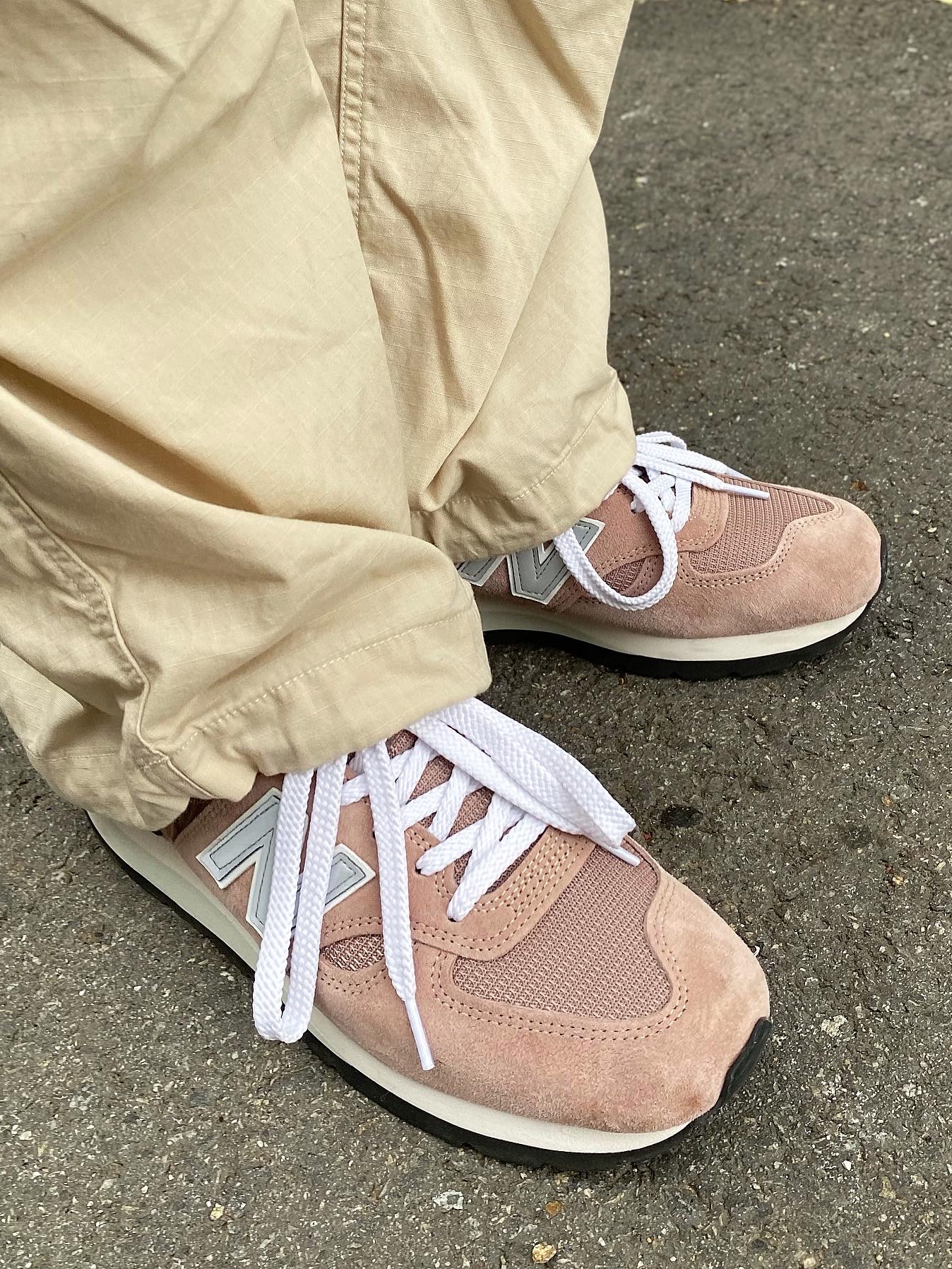 New Balance x Kith 990v1 Made in USA Dusty Rose 착용 스타일 - 5
