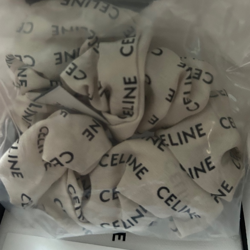 (W) Celine Scrunchy Rayure Bracelet in Brass with Gold Finish and White Slik Gold White 착용 스타일