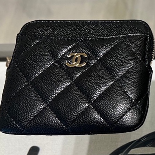 Chanel Classic Zipped Coin Card Holder Grained Shiny Calfskin & Gold Black 착용 스타일