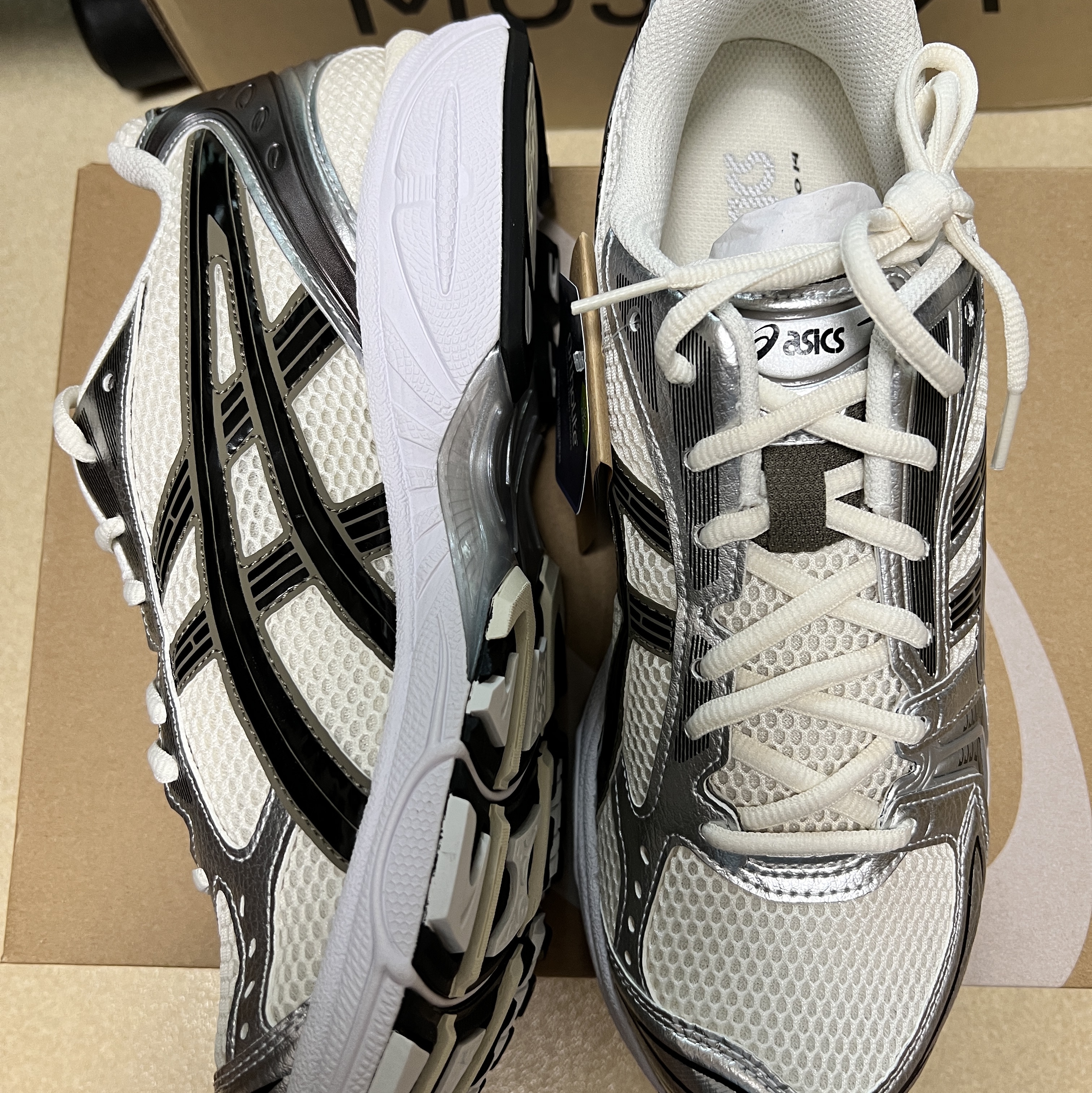 Asics Gel-Kayano 14 Cream Black 착용 스타일