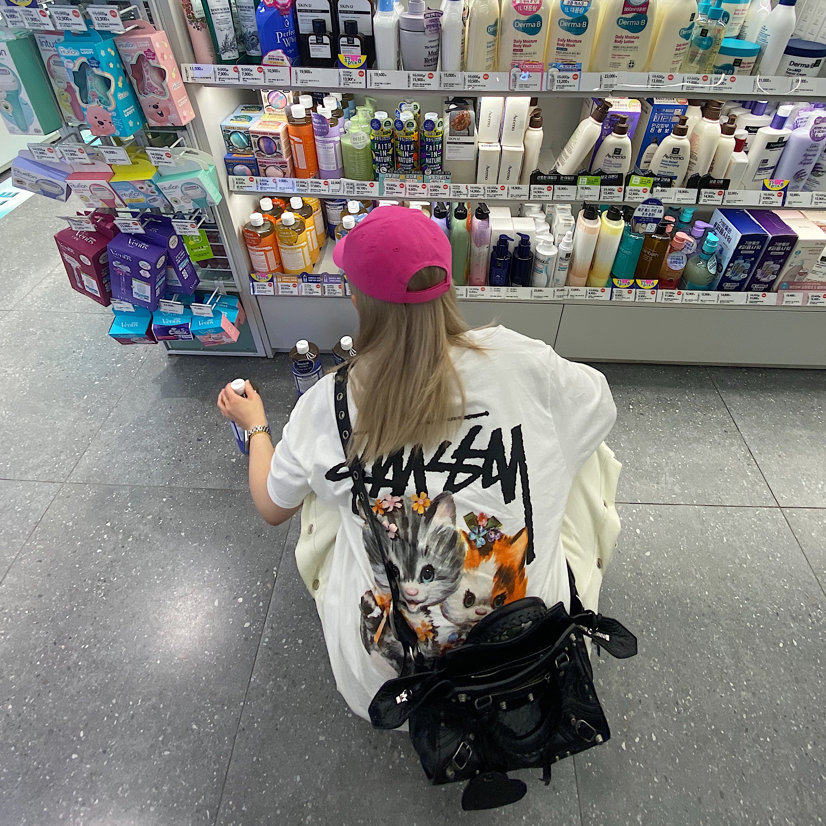 Stussy Kittens T-Shirt White, Balenciaga Logo Cap Red 착용 스타일 - 1