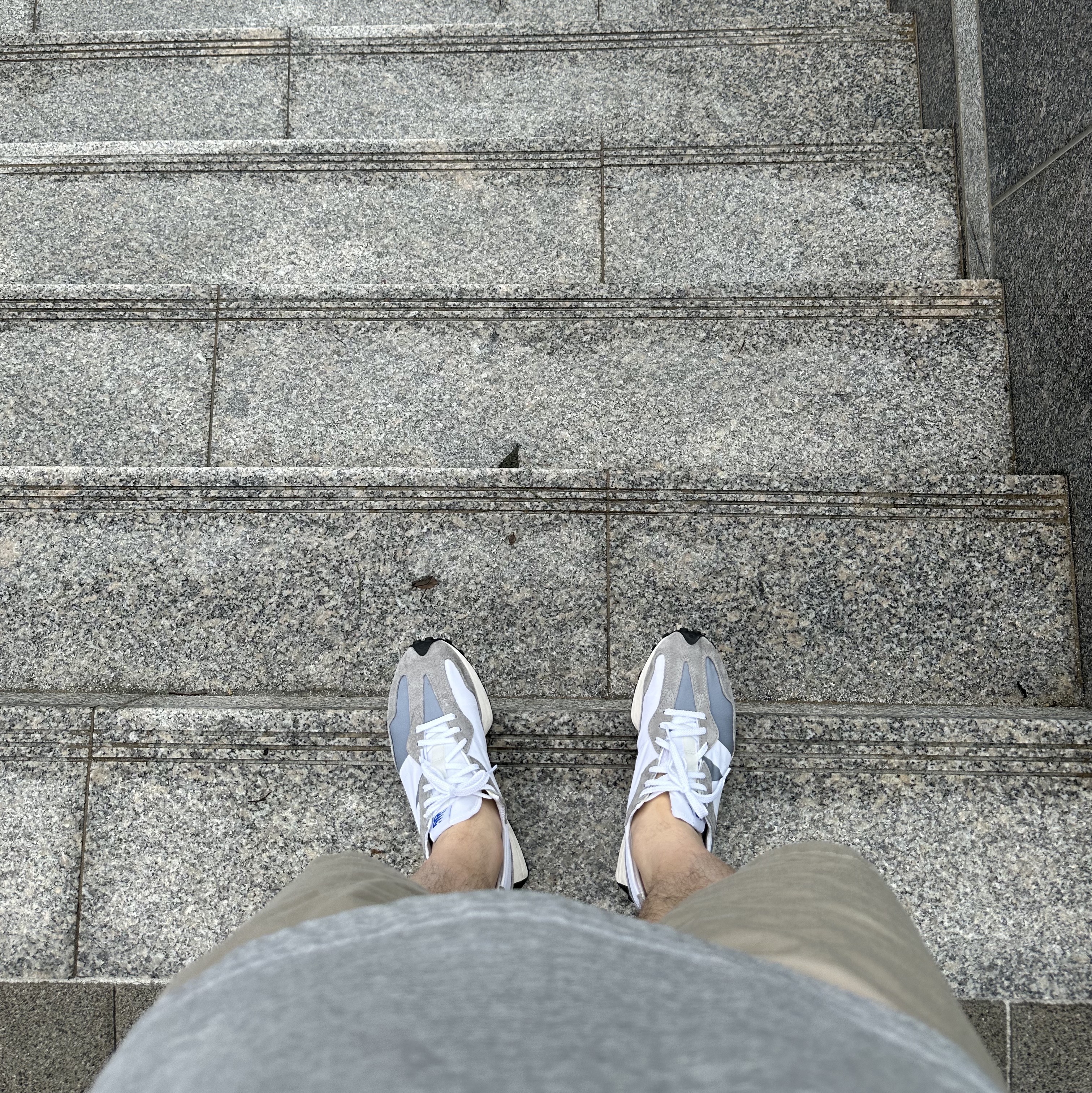 New Balance 327 Grey 착용 스타일
