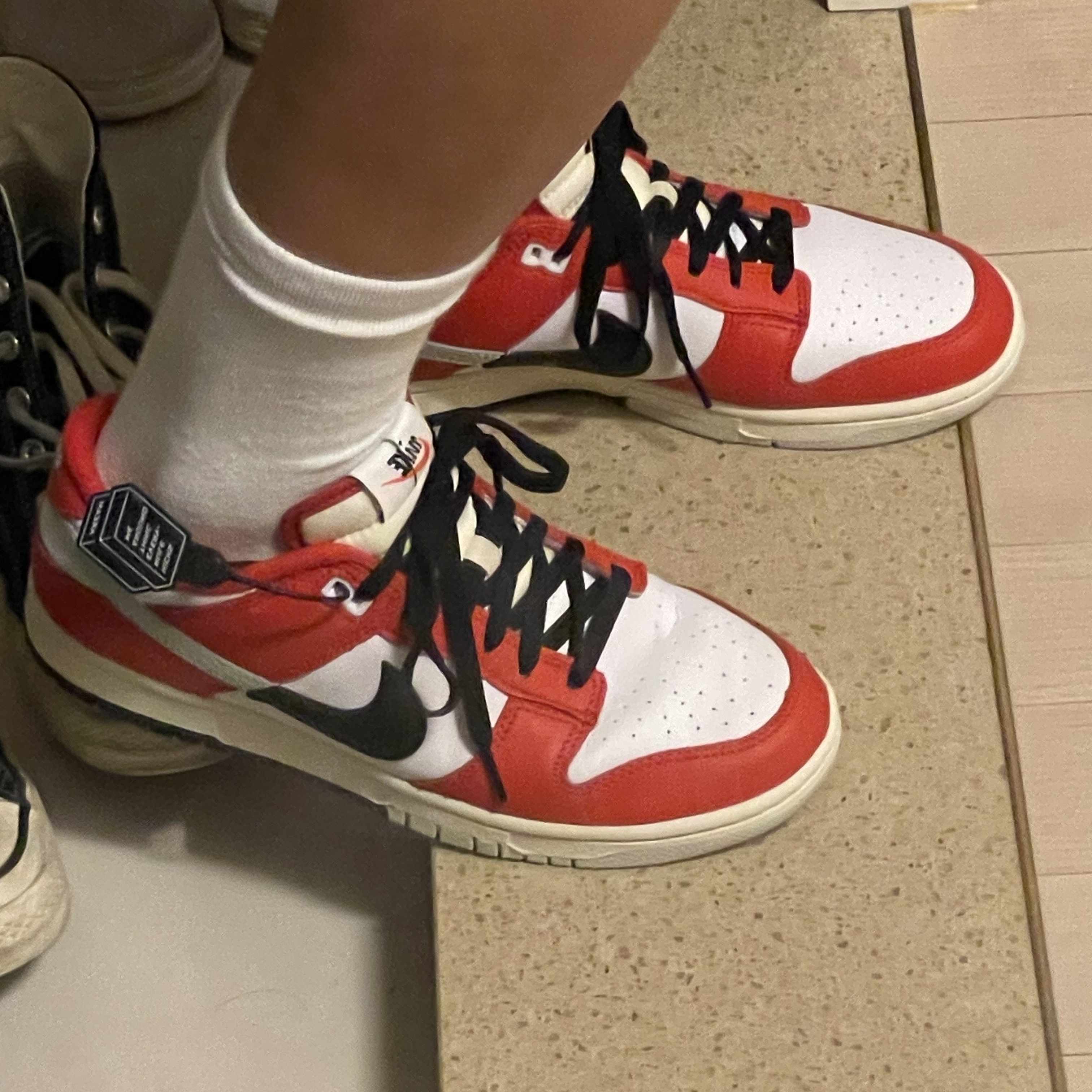Nike Dunk Low Retro PRM University Red Black 착용 스타일 - 2