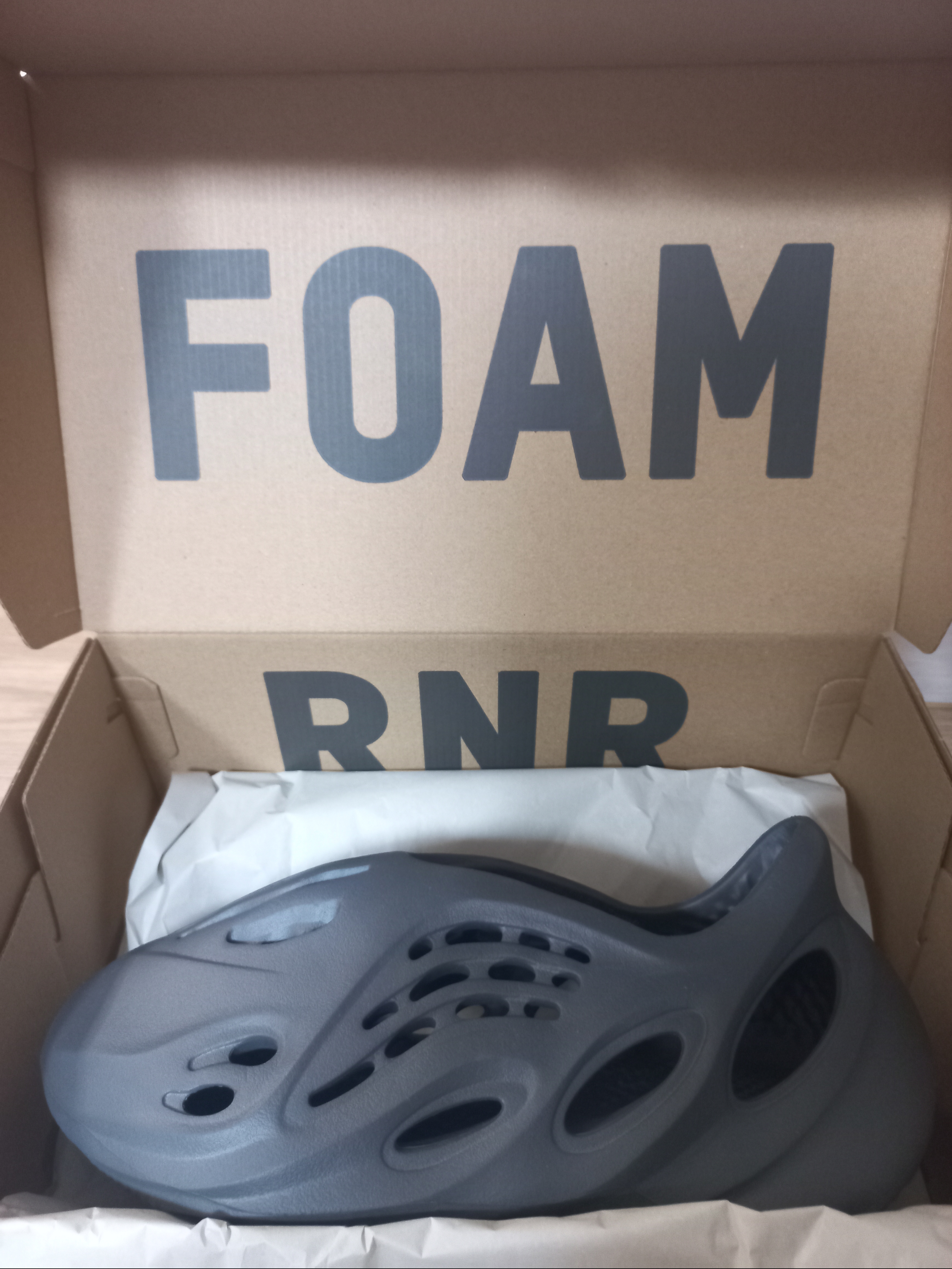 Adidas Yeezy Foam RNNR Carbon 착용 스타일 - 3