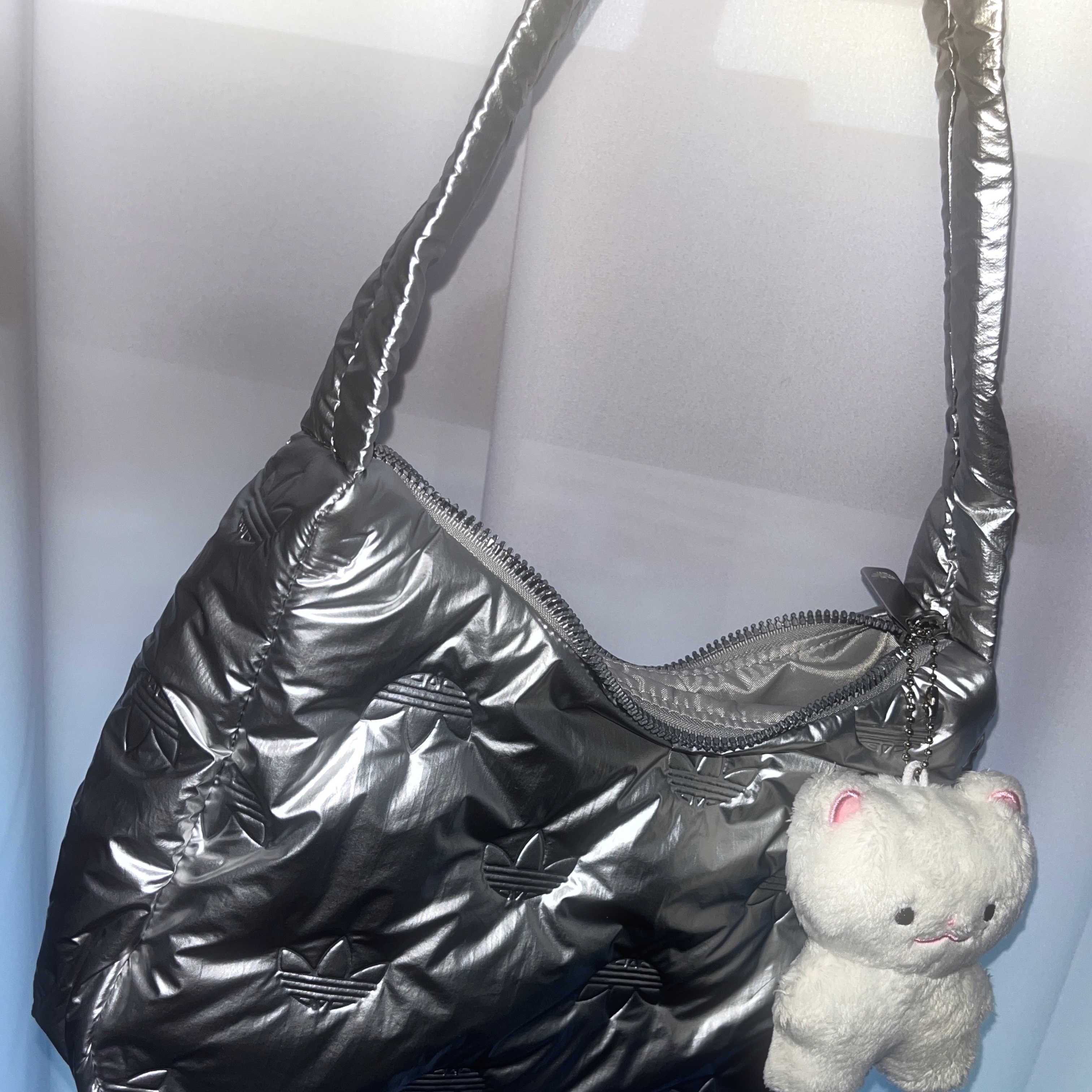 Adidas Puffy Satin Mini Shoulder Bag Silver Metallic 착용 스타일