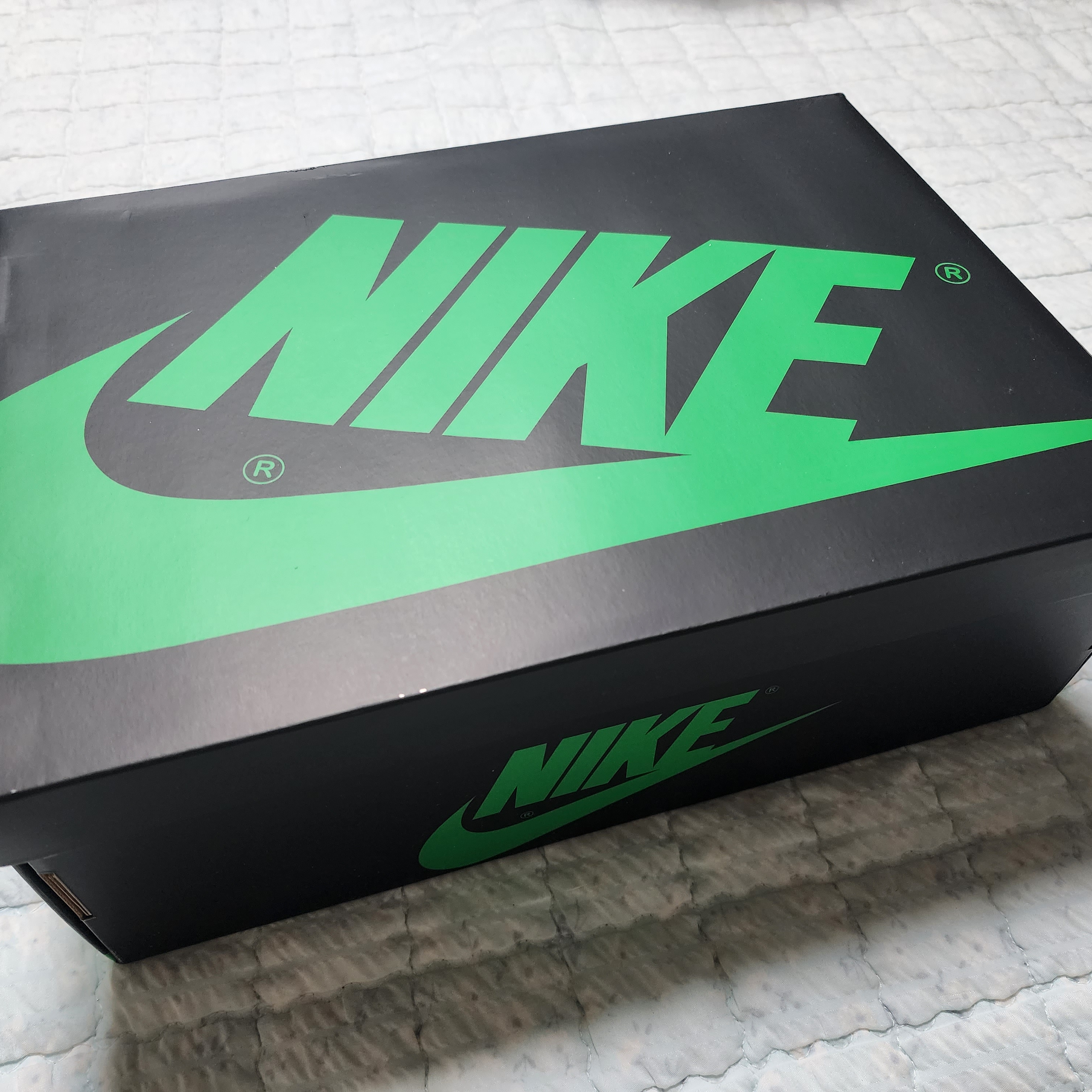 Jordan 1 Retro High OG Black and Lucky Green 착용 스타일 - 1