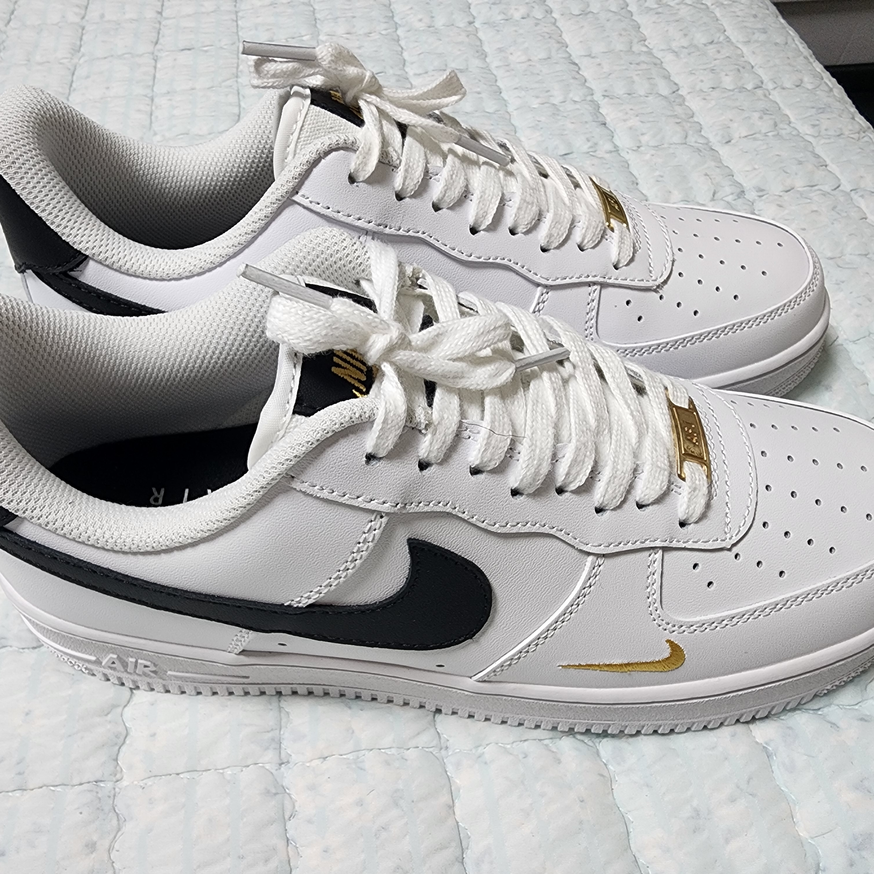 (W) Nike Air Force 1 '07 Essential White Black 착용 스타일 - 2
