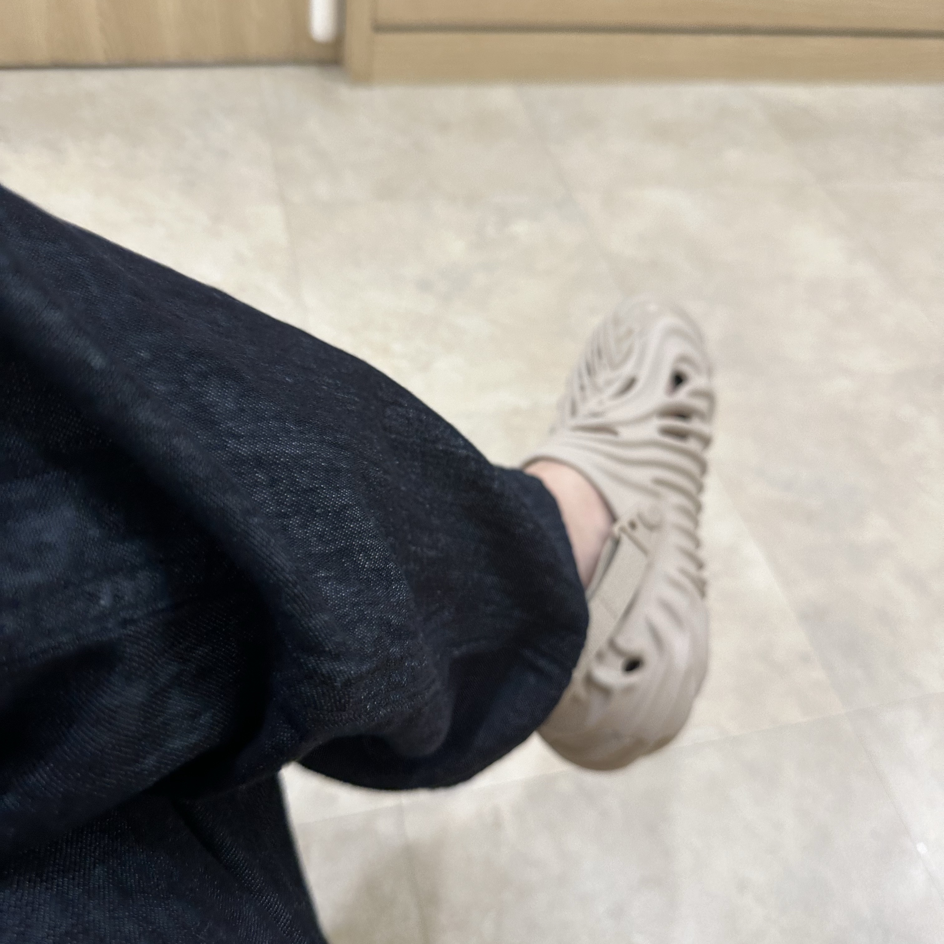 Crocs x Salehe Bembury Pollex Clog Horchata 착용 스타일 - 2