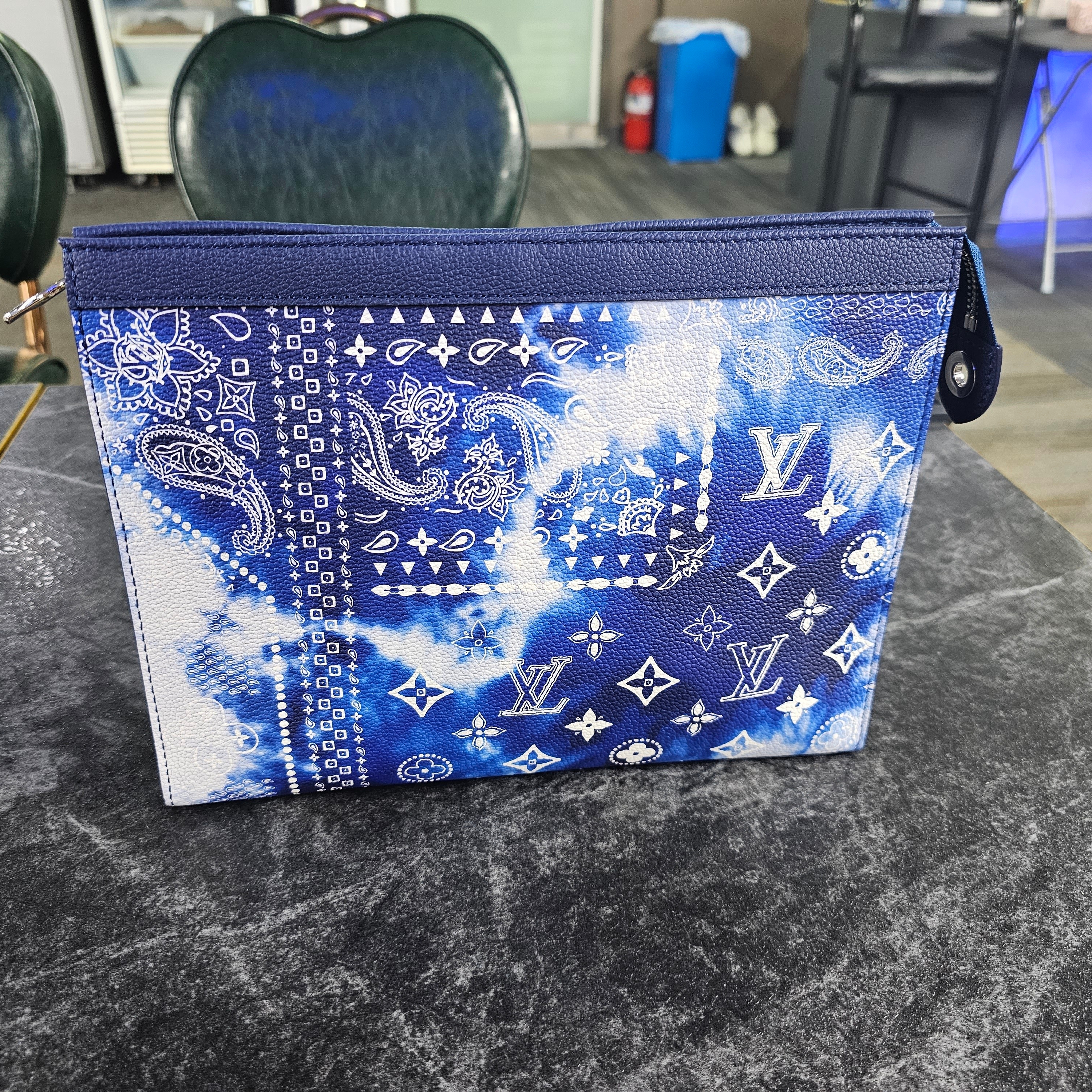 Louis Vuitton Monogram Bandana Pochette Voyage Blue 착용 스타일