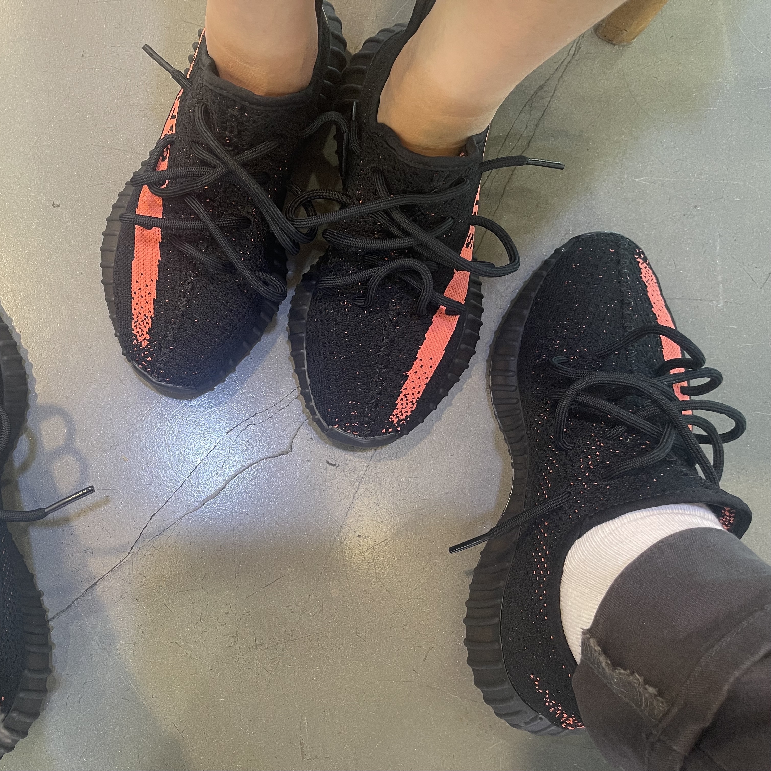 Adidas Yeezy Boost 350 V2 Core Black Red 2022/2023 착용 스타일