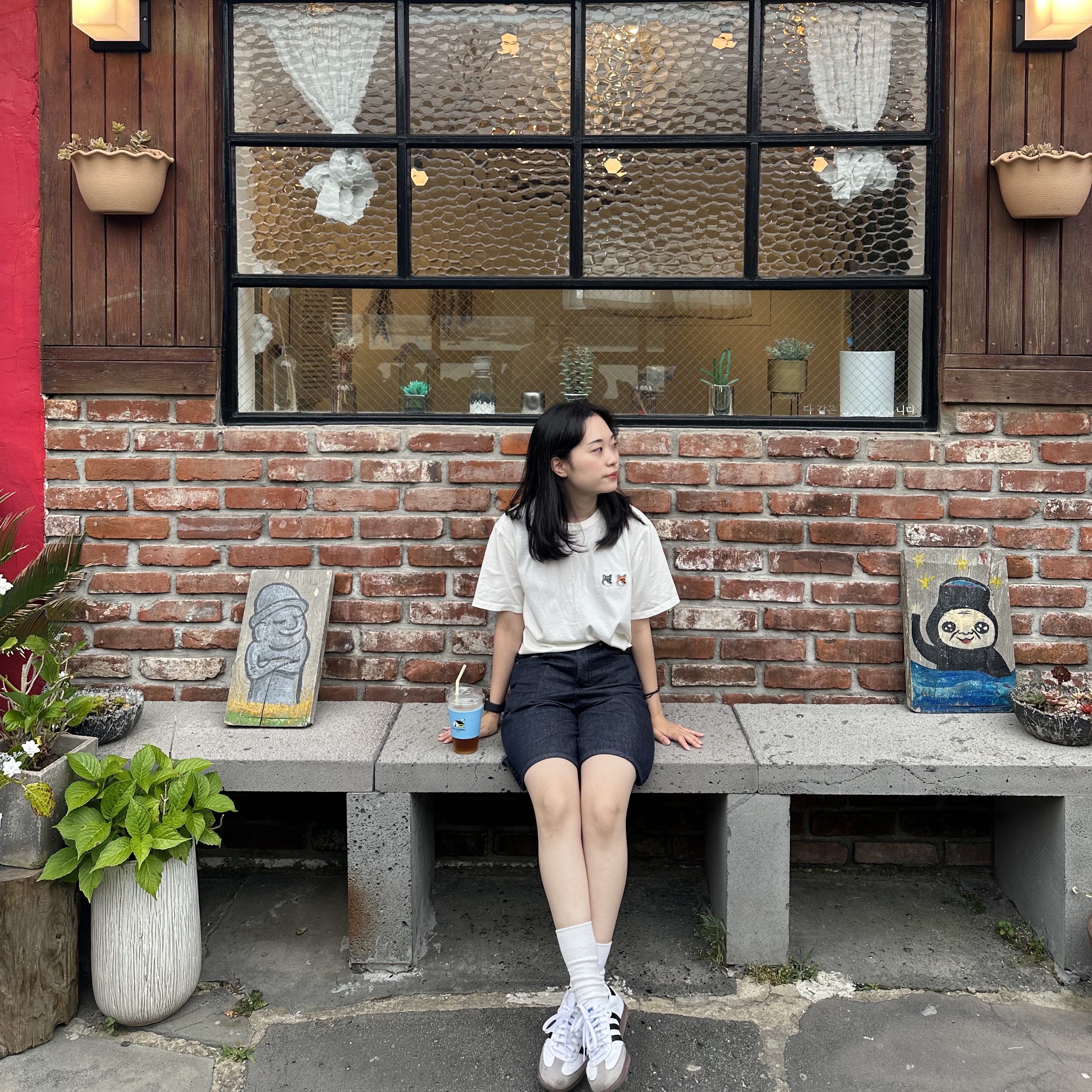 Adidas Samba Vegan White Black, Maison Kitsune Double Fox Head Patch Classic T-Shirt Latte 착용 스타일 - 1