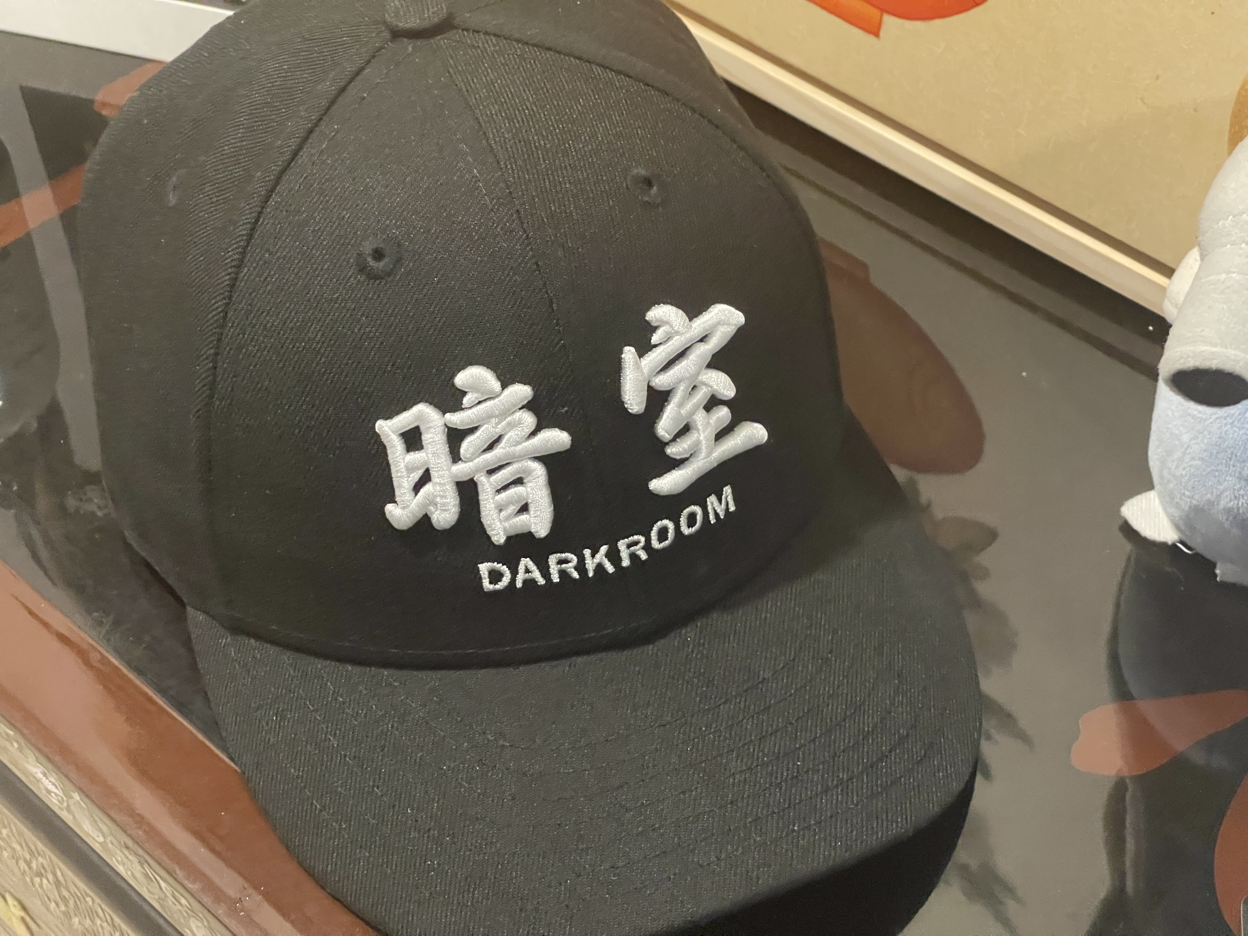 Darkr8m Studio x New Era Fitted Cap Black 착용 스타일