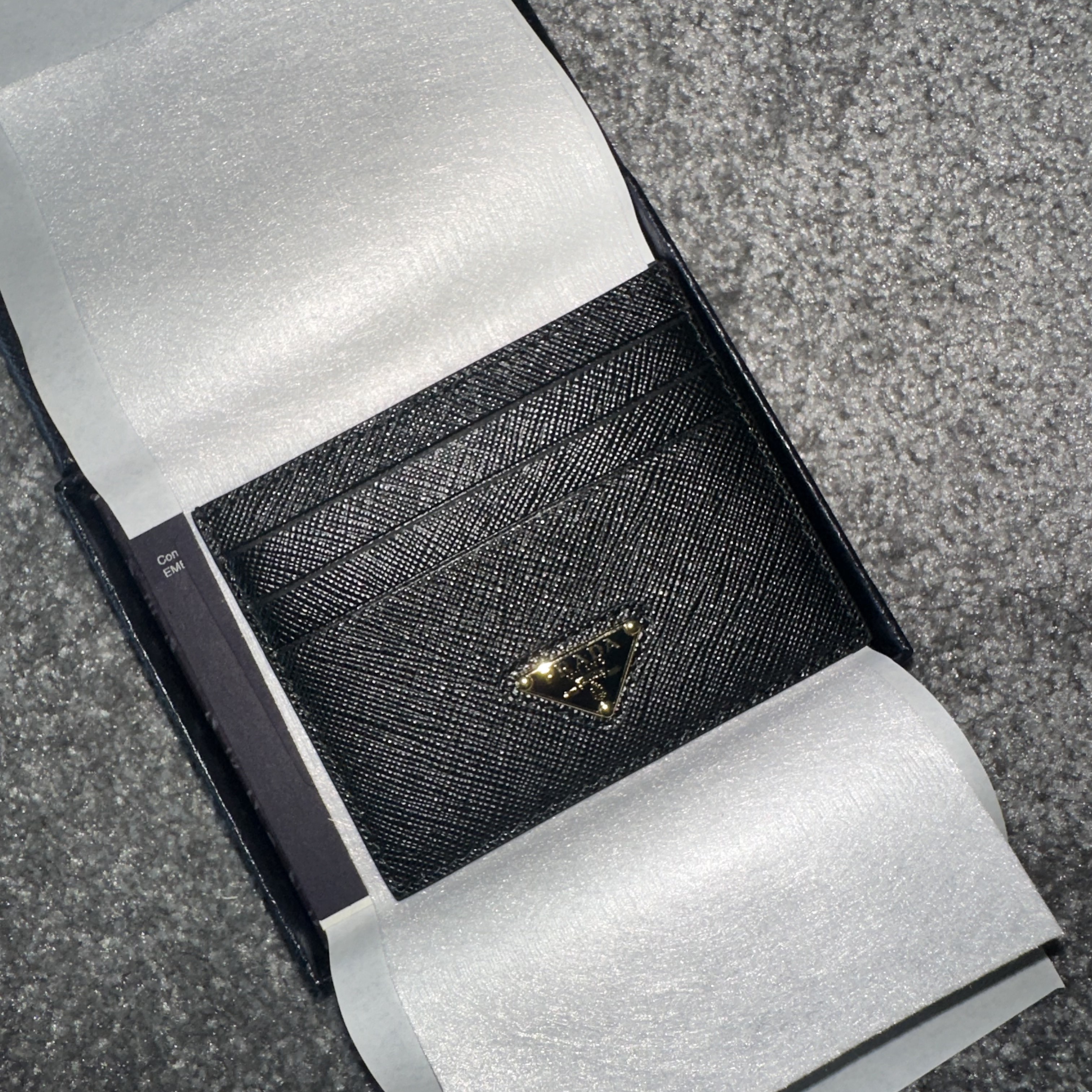 Prada Saffiano Leather Triangle Logo Card Holder Black Gold 착용 스타일