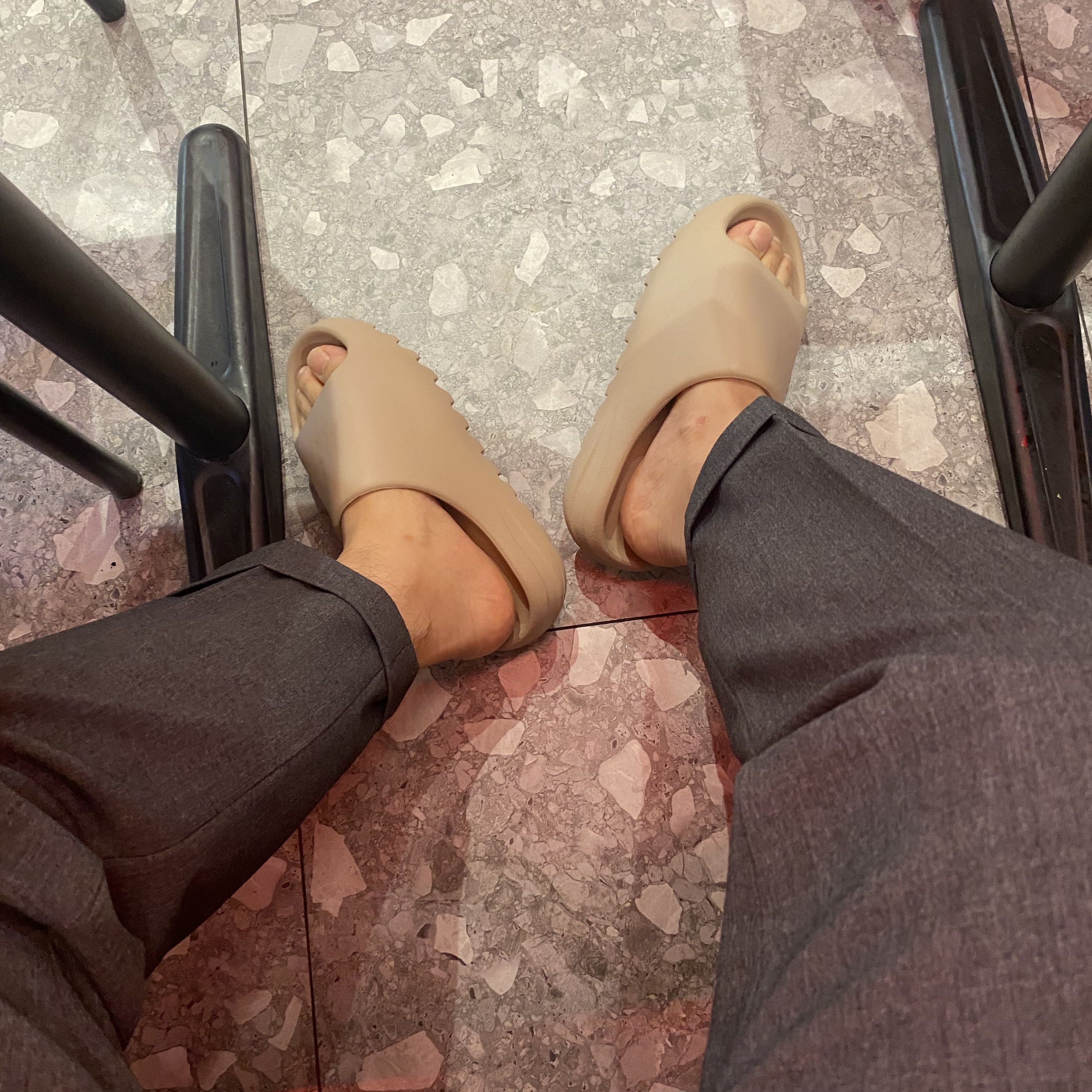 Adidas Yeezy Slide Pure - Re-Release Ver. 착용 스타일 - 2