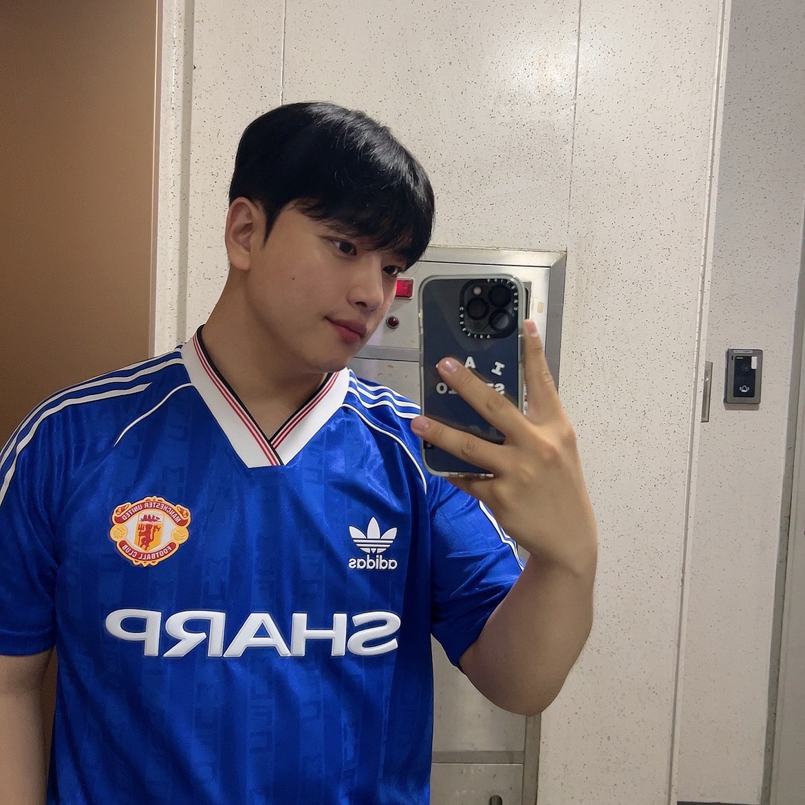 Adidas Manchester United 1988/90 Jersey Collegiate Royal - US Sizing, Casetify x IAB Studio iPhone White Logo Impact Case Frost White 착용 스타일