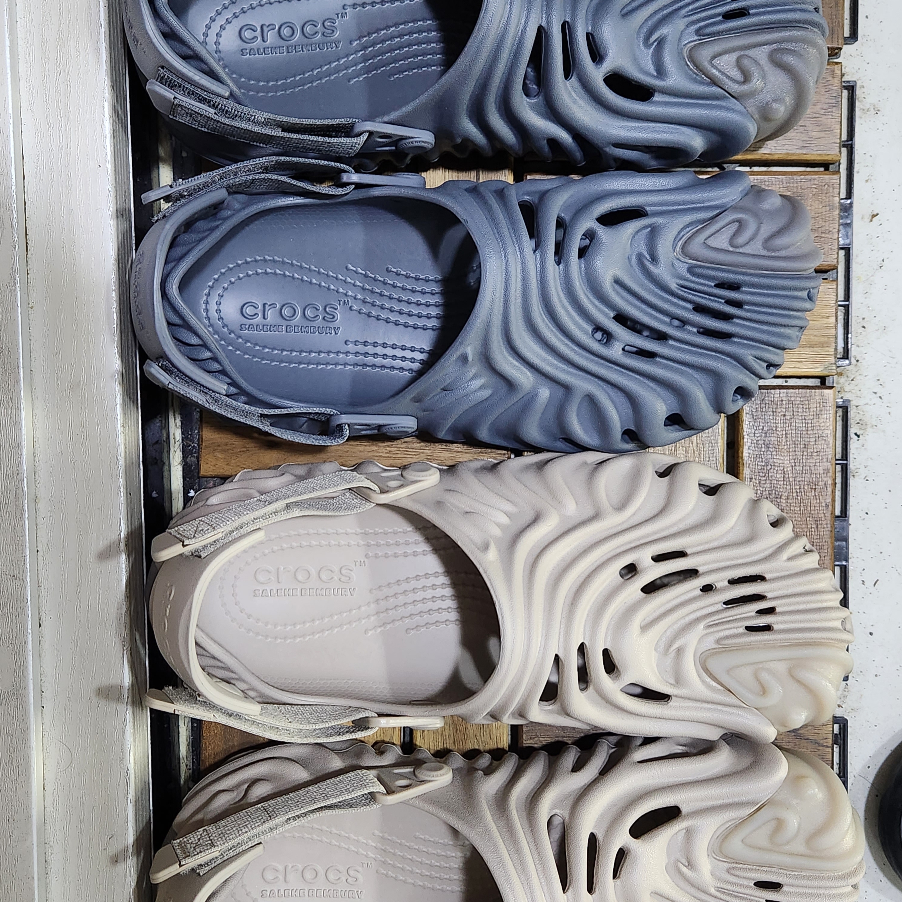 Crocs x Salehe Bembury Pollex Clog Niagara, Crocs x Salehe Bembury Pollex Clog Horchata 착용 스타일 - 2