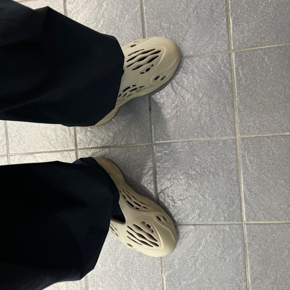 Adidas Yeezy Foam RNNR Stone Sage 착용 스타일 - 2