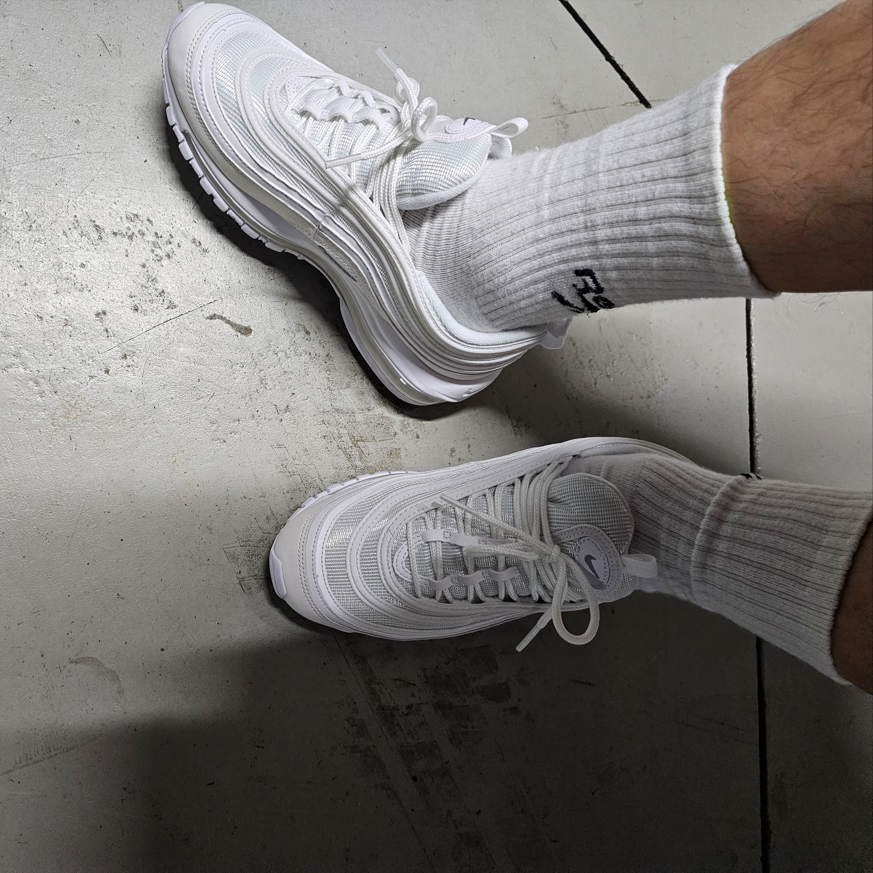 Nike Air Max 97 Triple White Wolf Grey 착용 스타일